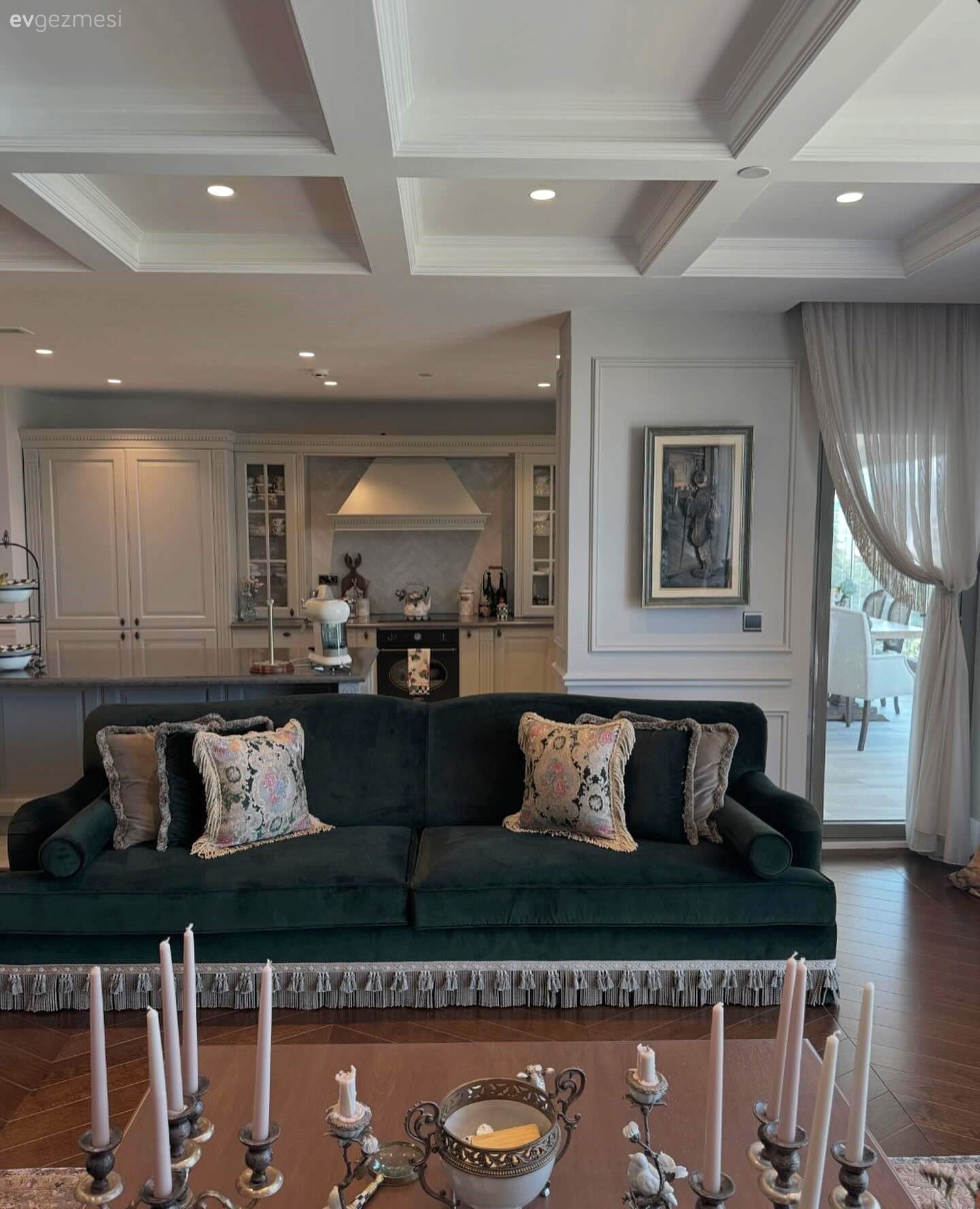 Bu Açık Konsept Ev Modern ve Geleneksel Uyumunun Zevkli Bir Örneği