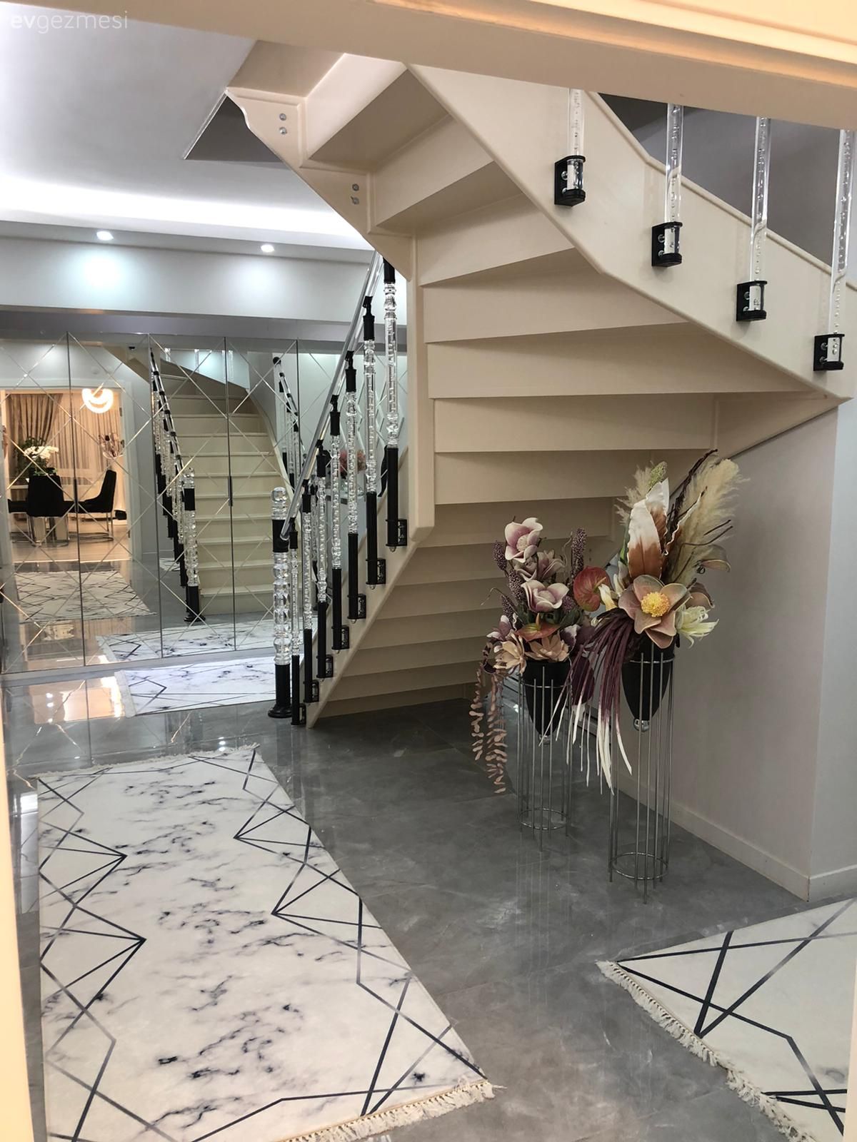 Antre, Merdiven, Dubleks evler, Halı, Antre halısı, Vazo, Ev Aksesuar, Çiçekler, Spot aydınlatma, Aydınlatma