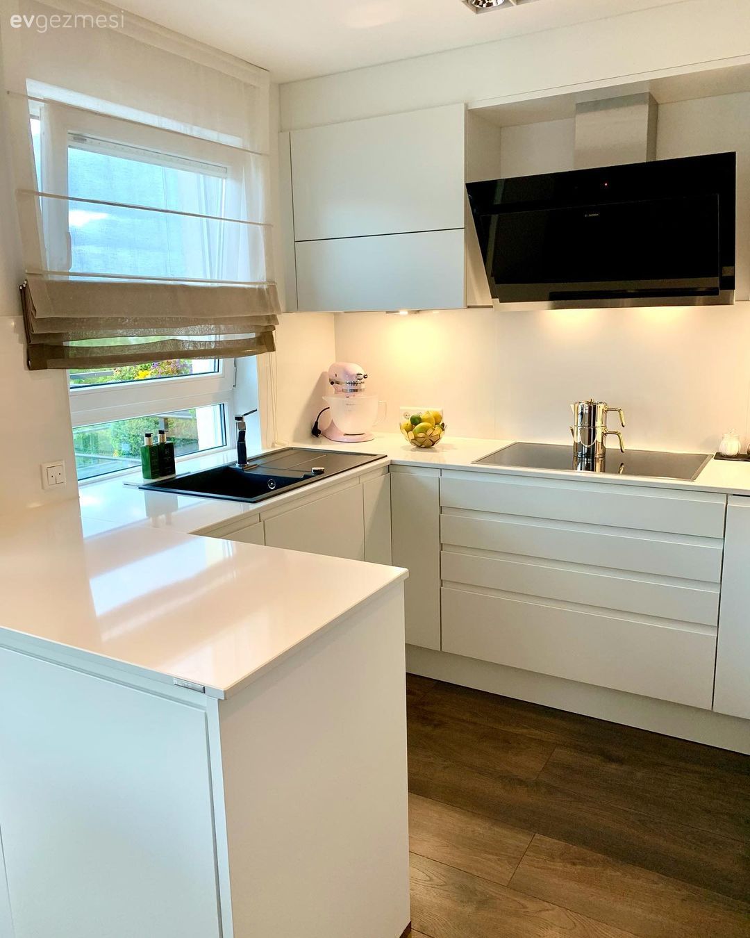 Mutfak, Beyaz mutfak, U-tipi mutfak, Beyaz, Siyah, Mutfak tezgahı, Mutfak tezgah arası, Tezgah arası seramik, Mutfak perdesi, Ankastre, Parke