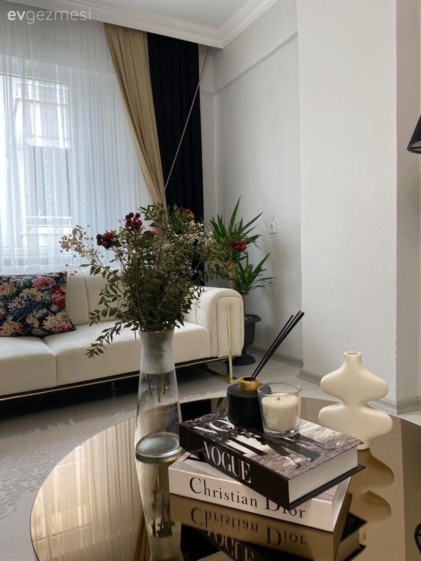 Beyaz, Fon perde, Perde, Tül perde, Koltuk takımı, Dekoratif Objeler, Orta sehpa, Sehpa, Duvar çıtalama, Halı, Salon halısı