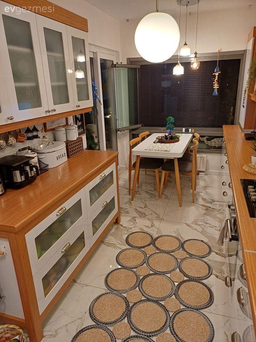 Mutfak, Beyaz, Beyaz ve ahşap mutfak, Rustik, Siyah, Ahşap mutfak tezgahı, Mutfak tezgahı, Mutfak tezgah arası, Mutfak halısı, Kahve köşesi, Mutfak aksesuarları, Sandalye, Mutfak masası, Avize, Aydınlatma, Mutfak perdesi, Jaluzi, Jüt halı, Halı