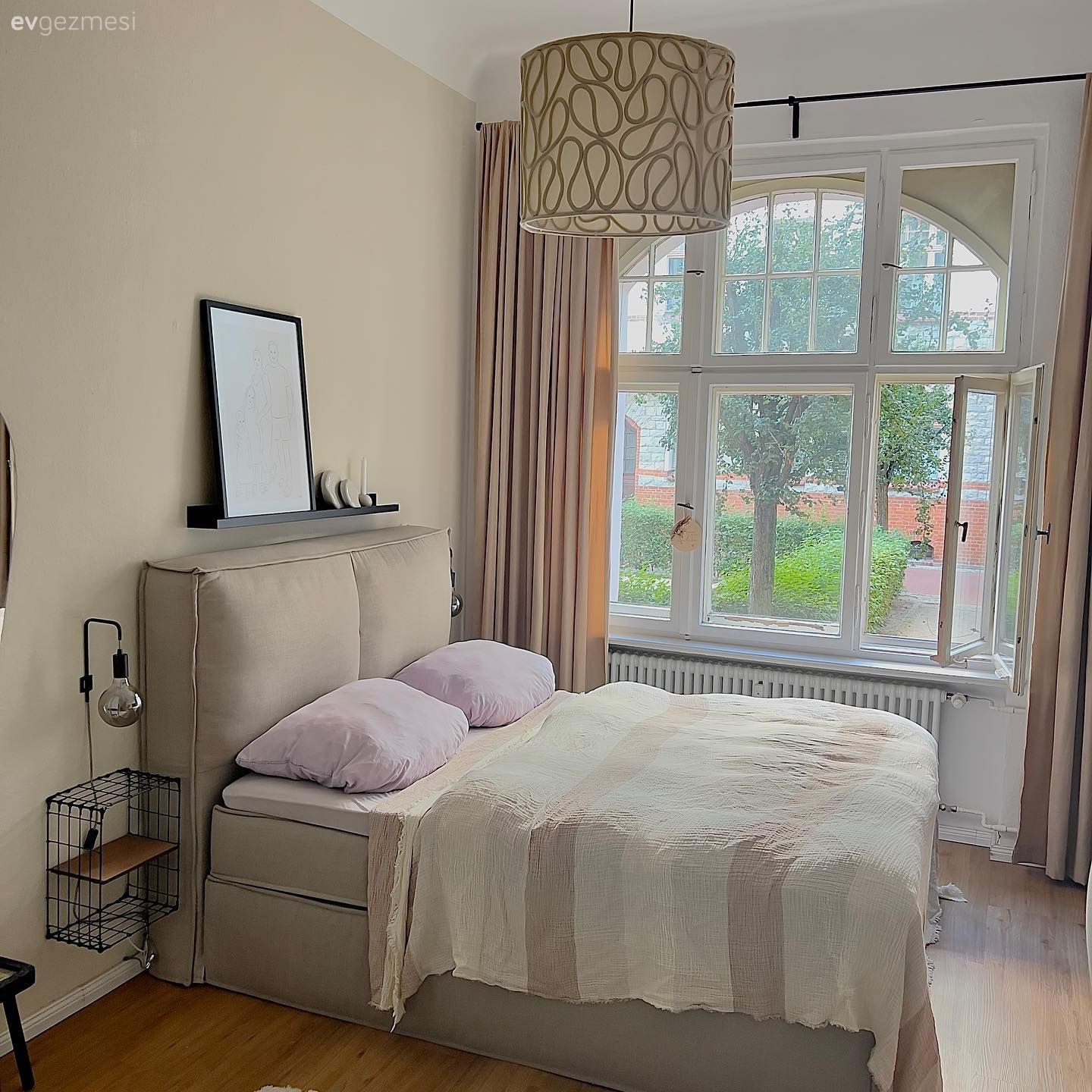 Yatak Odası, Beyaz, Bej, Krem, Fon perde, Perde, Yatak örtüsü, Yatak başlığı, Dekoratif Objeler