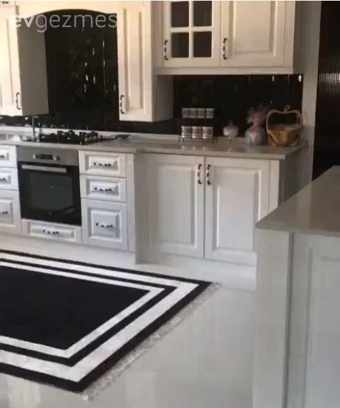 Ev Gezmesi: Beyazla Siyahı Buluşturan Şık Bir Mutfak