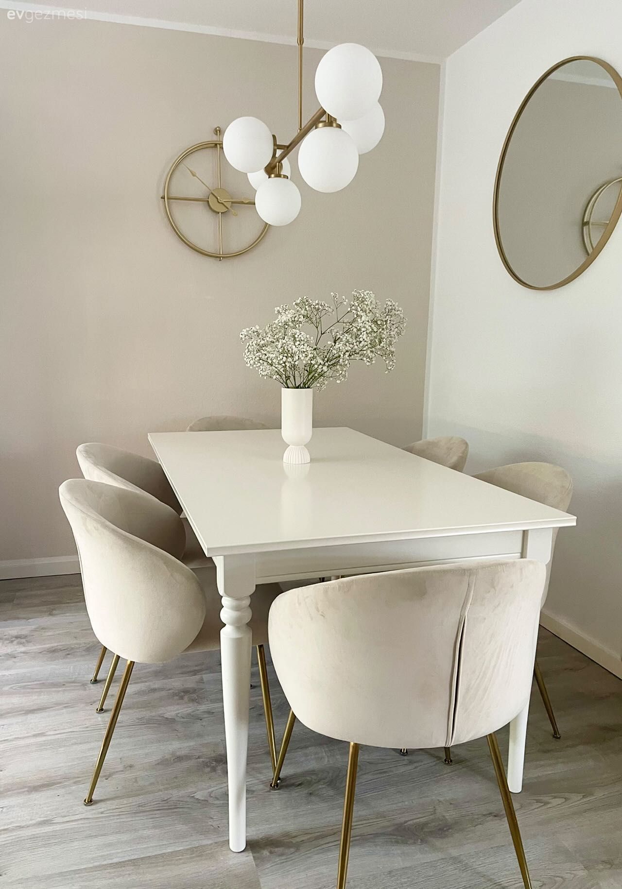 Bu Ferah Evde Açık Renkler Pirinç Yansımalarıyla Desteklenmış!