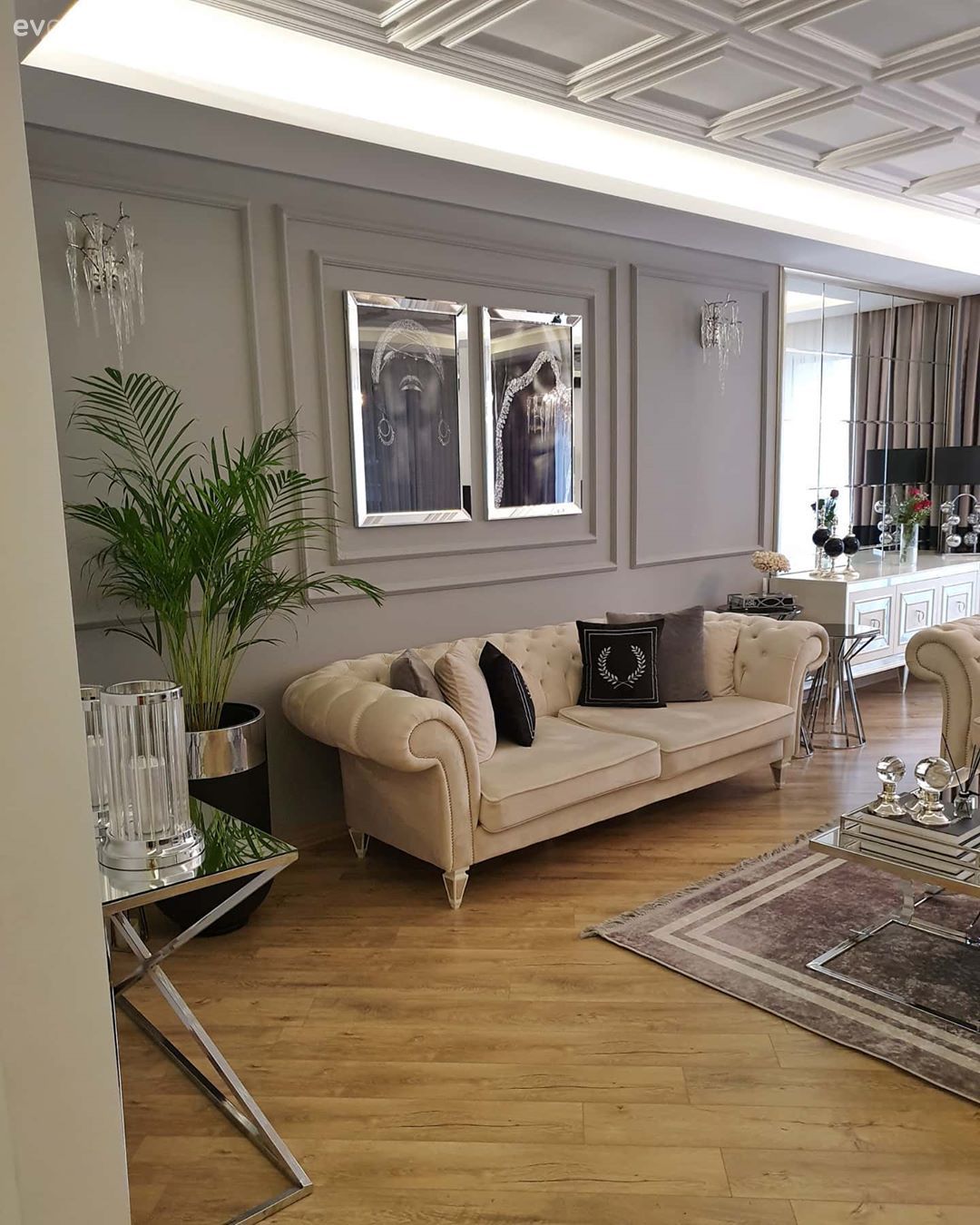 Salon, Art deko, Tavan dekorasyon, Beyaz, Gri, Gümüş, Koltuk takımı, Orta sehpa, Sehpa, Metal ayaklı sehpa, Halı, Konsol, Yemek masası, Sandalye, Sehpa üstü aksesuarı, Ev Aksesuar, Konsol üzeri dekoratif objeleri, Lambader, Aydınlatma, Ev bitkisi, Siyah, Salon halısı, Avize, Tablo, Duvar dekorasyonu, Duvar çıtalama, Metal duvar saati, Dekoratif Objeler, Saksı, Laminant parke, Parke