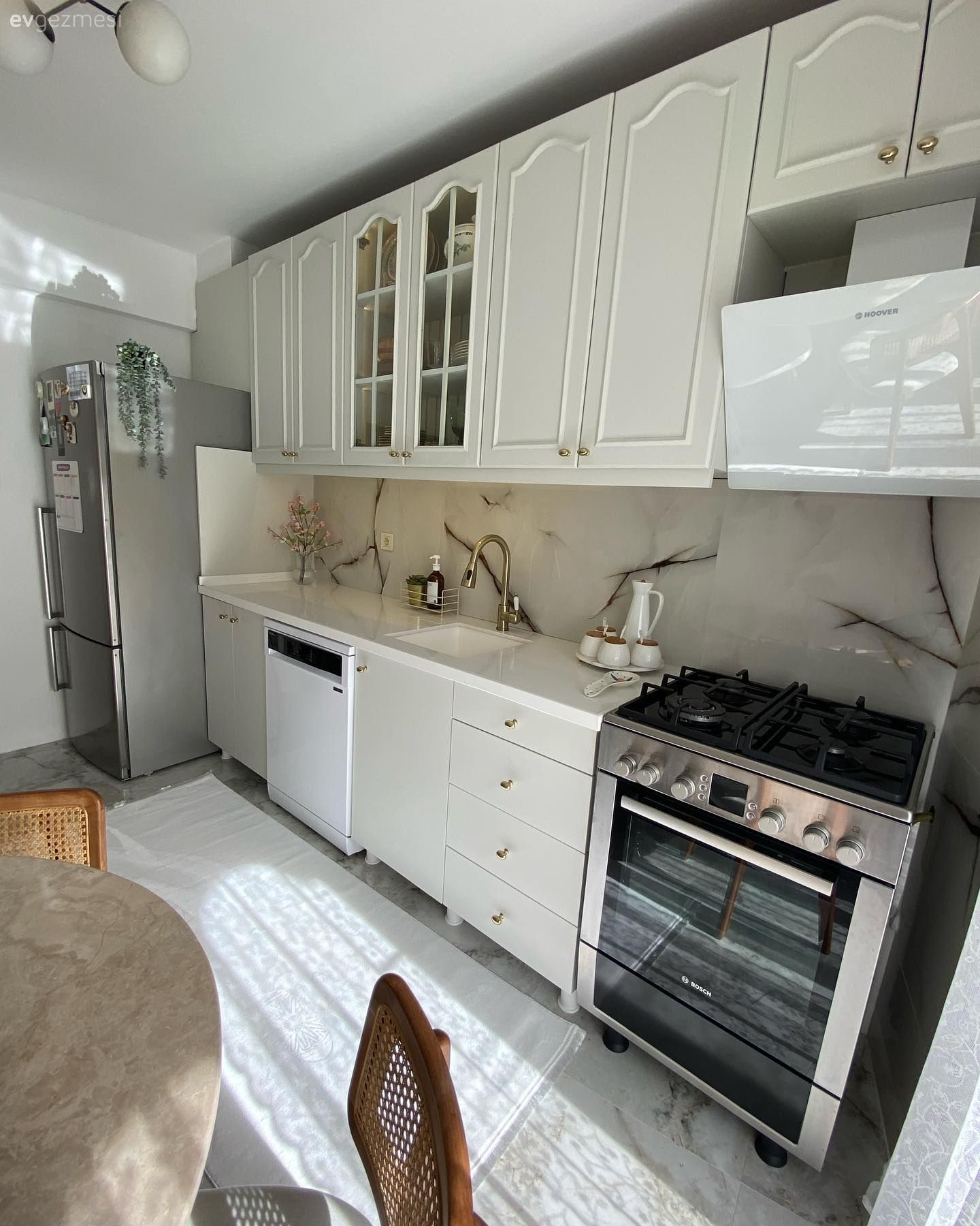 Mutfak, Beyaz, Siyah, Mutfak tezgahı, Mutfak tezgah arası, Shaker kapaklı dolaplar, Mutfak zemin seramikleri, Davlumbaz, Sandalye, Mutfak masası, Mutfak boyama, Mobilya boyama