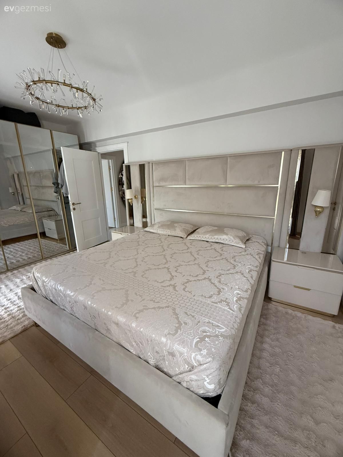 Penceresi Bol Bu Evde Sadelik ve Işıltıya Eşit Oranda Yer Var