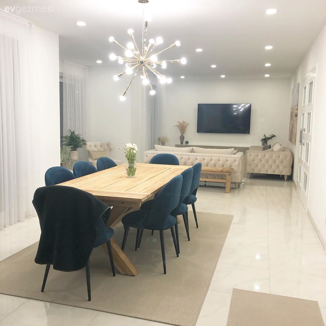 Salon, Modern, Bej, Krem, Altın, Parlament mavisi, Koltuk takımı, Cam orta sehpa, Orta sehpa, Metal ayaklı sehpa, Sehpa, Zemin seramikleri, Yemek masası, Sandalye, Yemek odası avizesi, Spot aydınlatma, Aydınlatma, Salon halısı