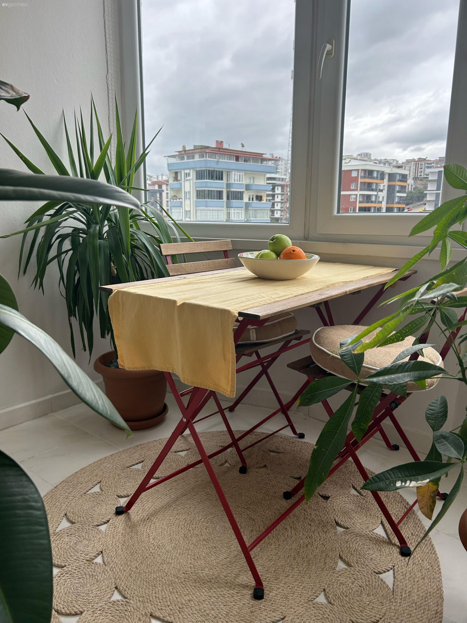 Mavi Duvarıyla Selam Veren Bu Ev Alışılmadık Detayları Pek Seviyor!