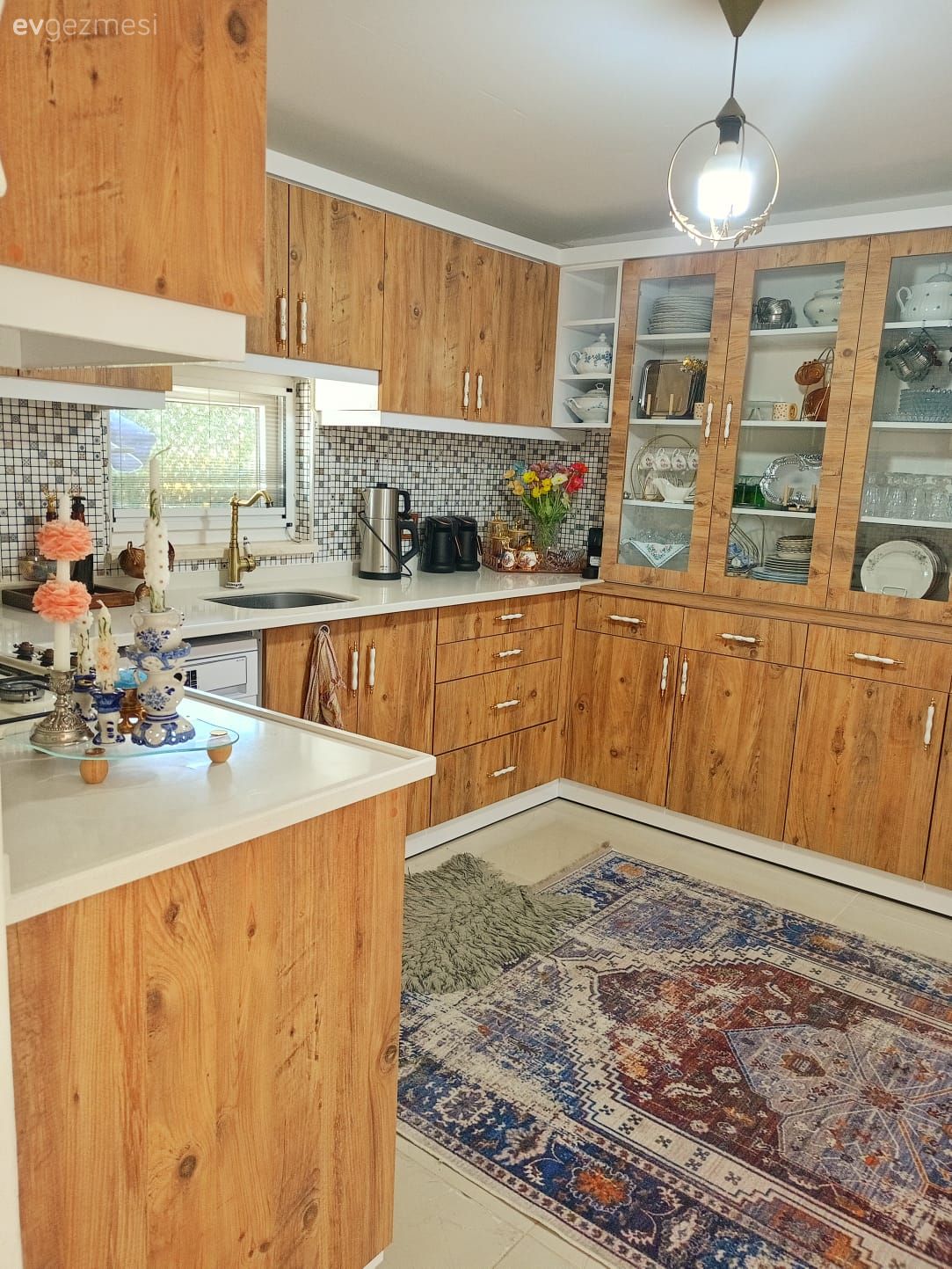 Mutfak, Rustik mutfak, Ahşap mutfak, Mutfak tezgahı, Mutfak tezgah arası, U-tipi mutfak, Mutfak halısı, Mutfak aksesuarları, Cam kapaklı dolap