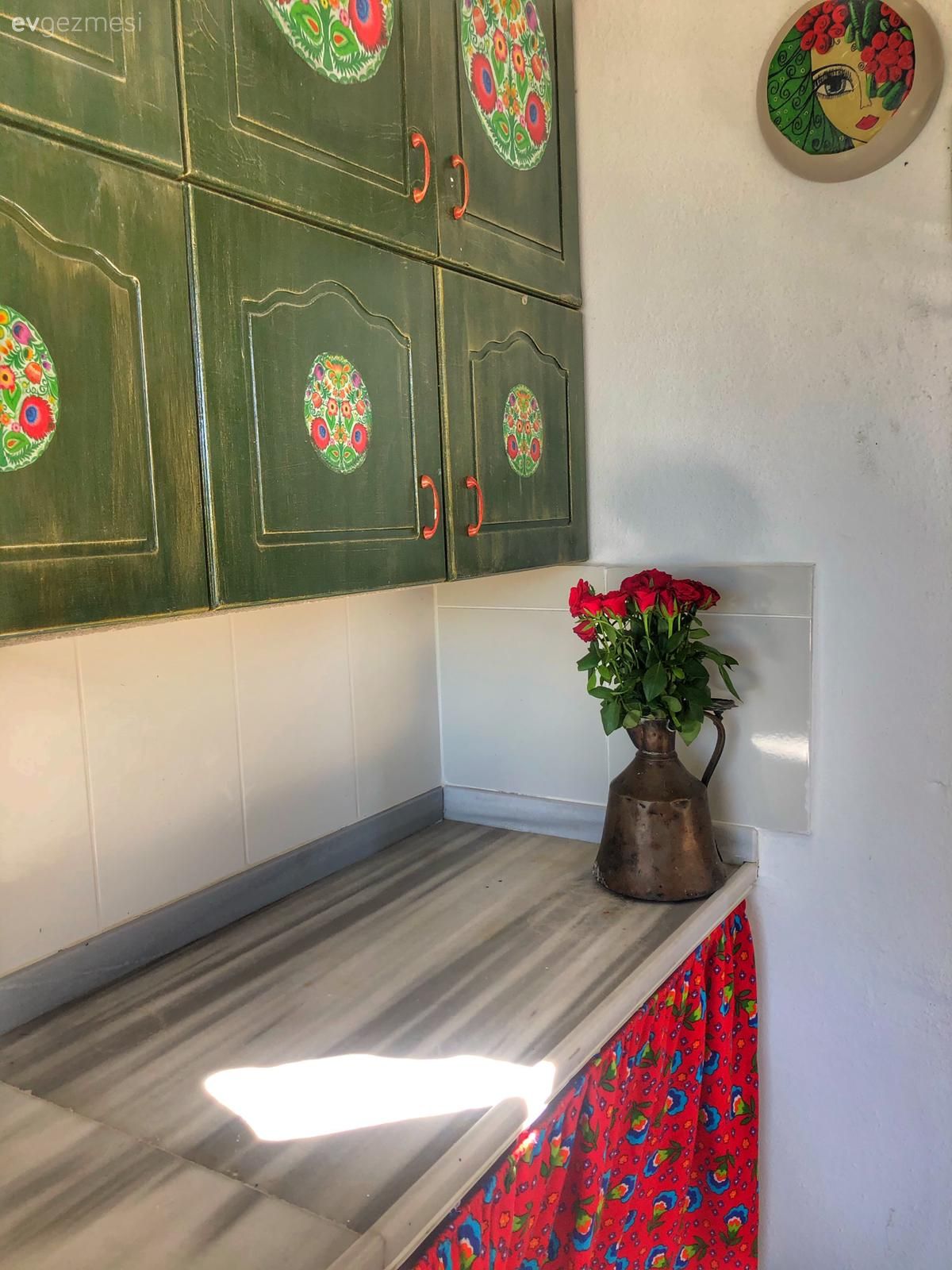 Rustik mutfak, Mutfak, Yeşil, Kırmızı, Beyaz, Mutfak tezgahı, Mutfak tezgah arası, Çiçekli desen, Desenler