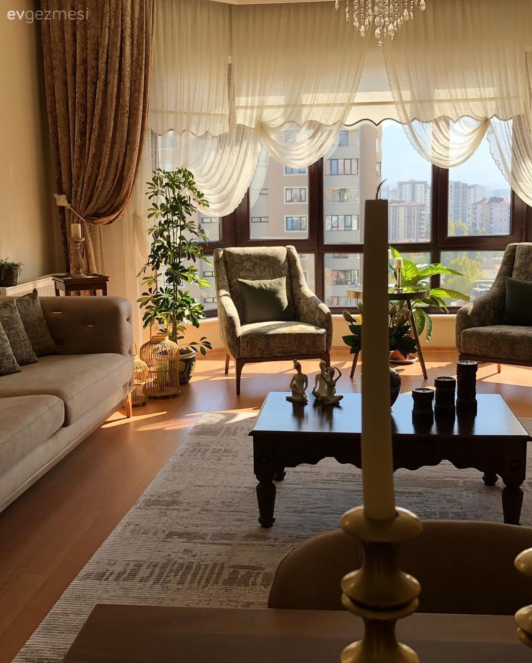 Salon, Modern klasik, Gri, Beyaz, Fon perde, Perde, Kruvaze perde, Tül perde, Berjer, Yan sehpa, Sehpa, Ev bitkisi, Şamdan, Ev Aksesuar, Mum, Halı, Salon halısı, Koltuk takımı, Sehpa üstü aksesuarı, Vazo, Fener, Avize, Aydınlatma, Salon avizesi, Kırlent, Ev tekstili, Orta sehpa