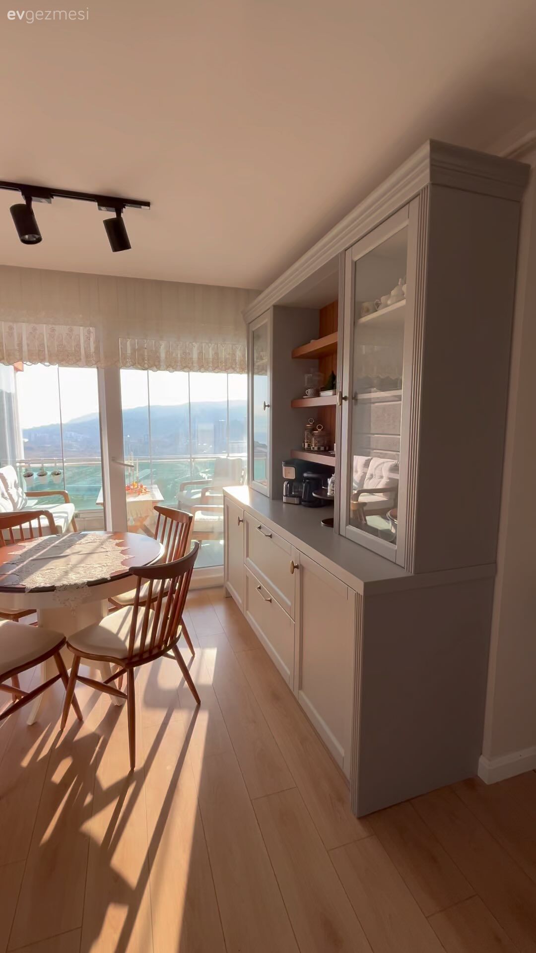 Mutfak, İskandinav, Kahve köşesi, Kahverengi, Ahşap Mobilya, Mutfak aksesuarları, Sandalye, Mutfak masası, Spot aydınlatma, Aydınlatma