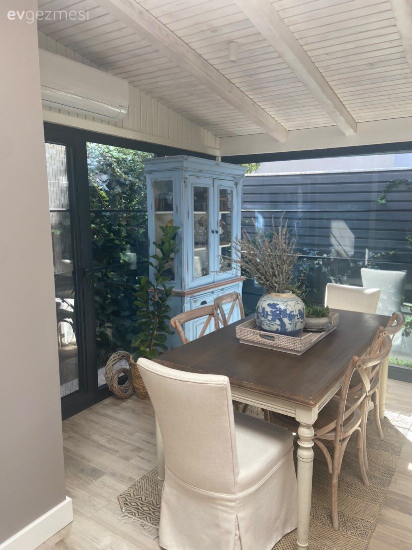Ev Gezmesi: Bu Müstakil Evde Kış Bahçesi Evin Salonu Gibi!