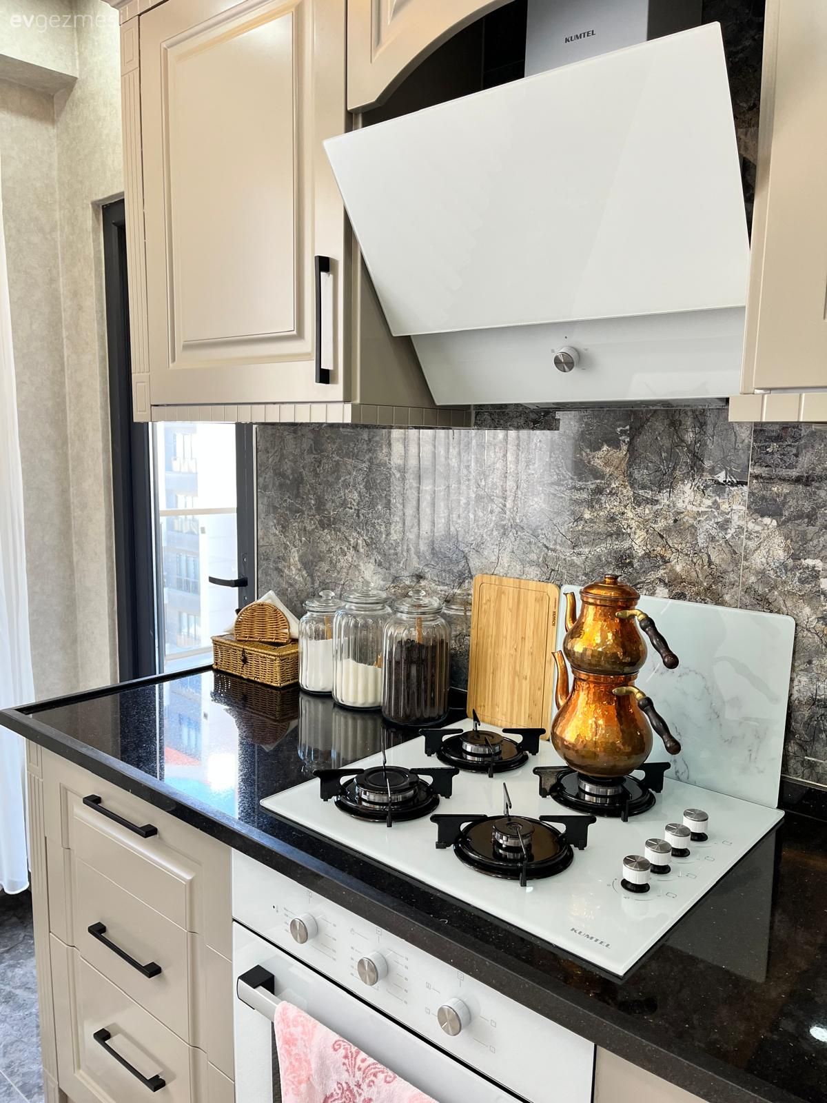 Gri, Beyaz, Siyah, Siyah tezgah, Mutfak tezgahı, Ankastre, Mutfak, Tezgah arası seramik, Mutfak tezgah arası