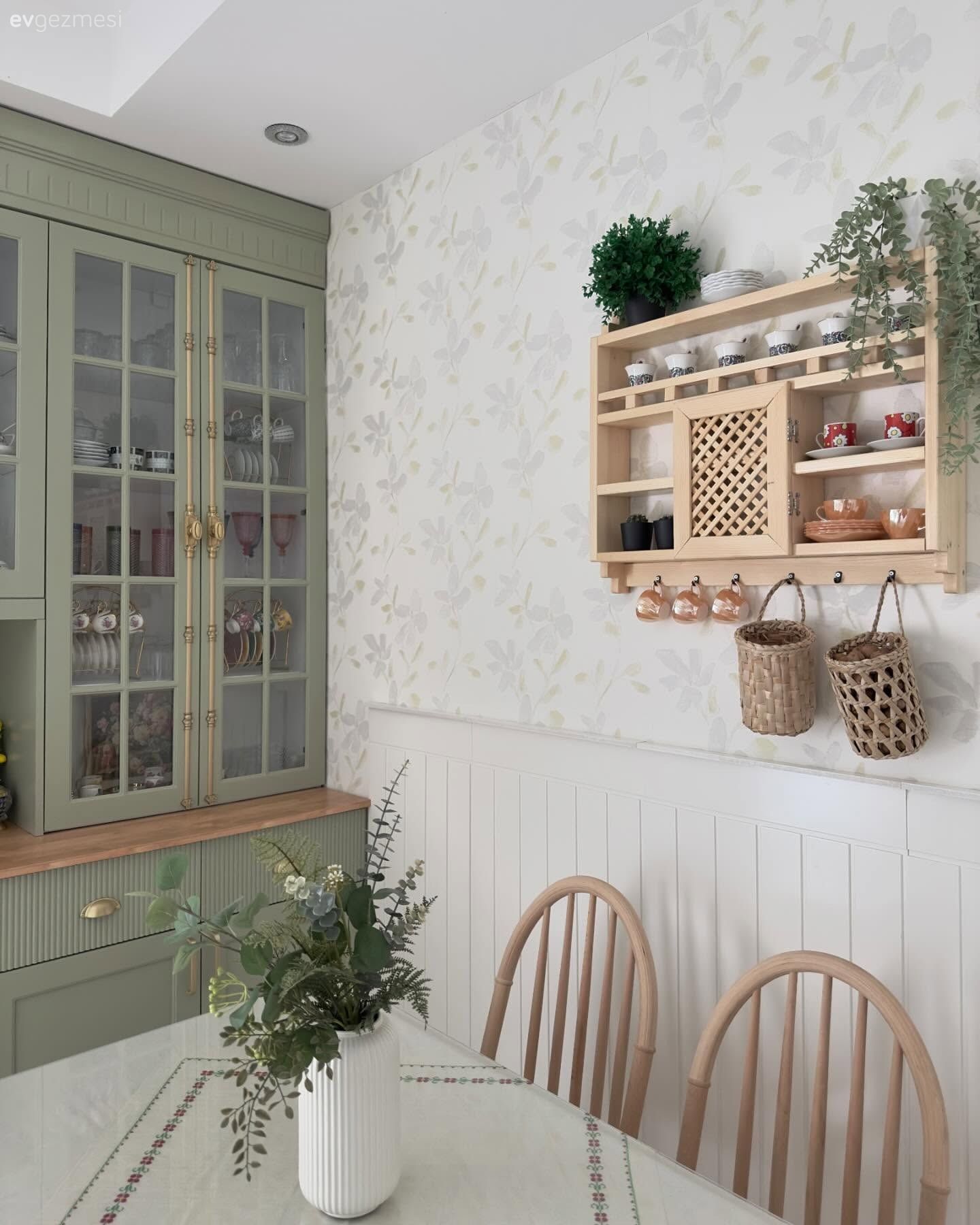 Yeşil Dolaplı Bu Country Mutfak Her Detayıyla Enerjiyi Yükseltiyor
