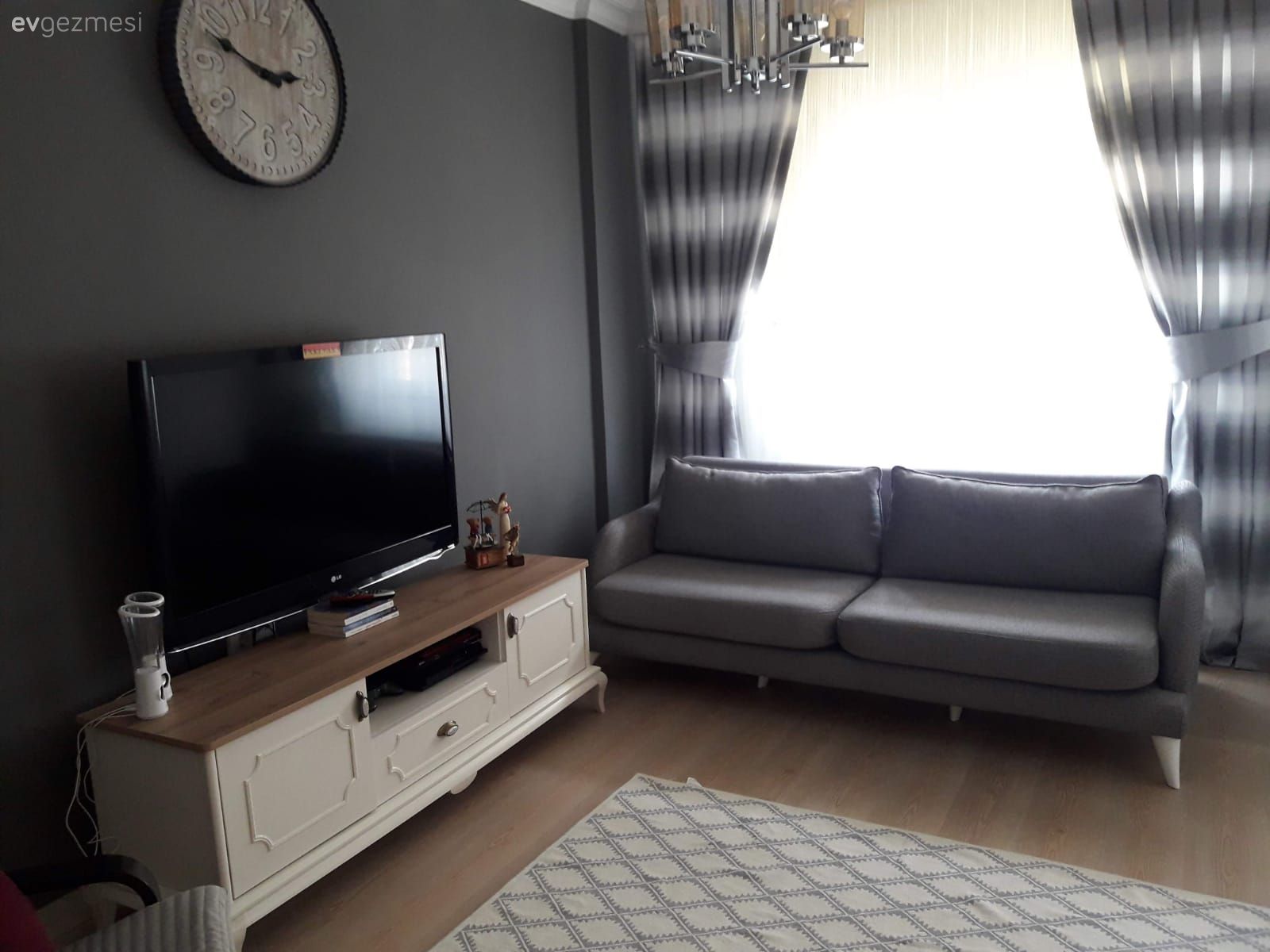 Salon, Küçük salon dekorasyonu, Küçük Ev, Modern, Gri duvar, Fon perde, Perde, Tül perde, Koltuk takımı, Tv ünitesi, Halı, Salon halısı, Öncesi / Sonrası