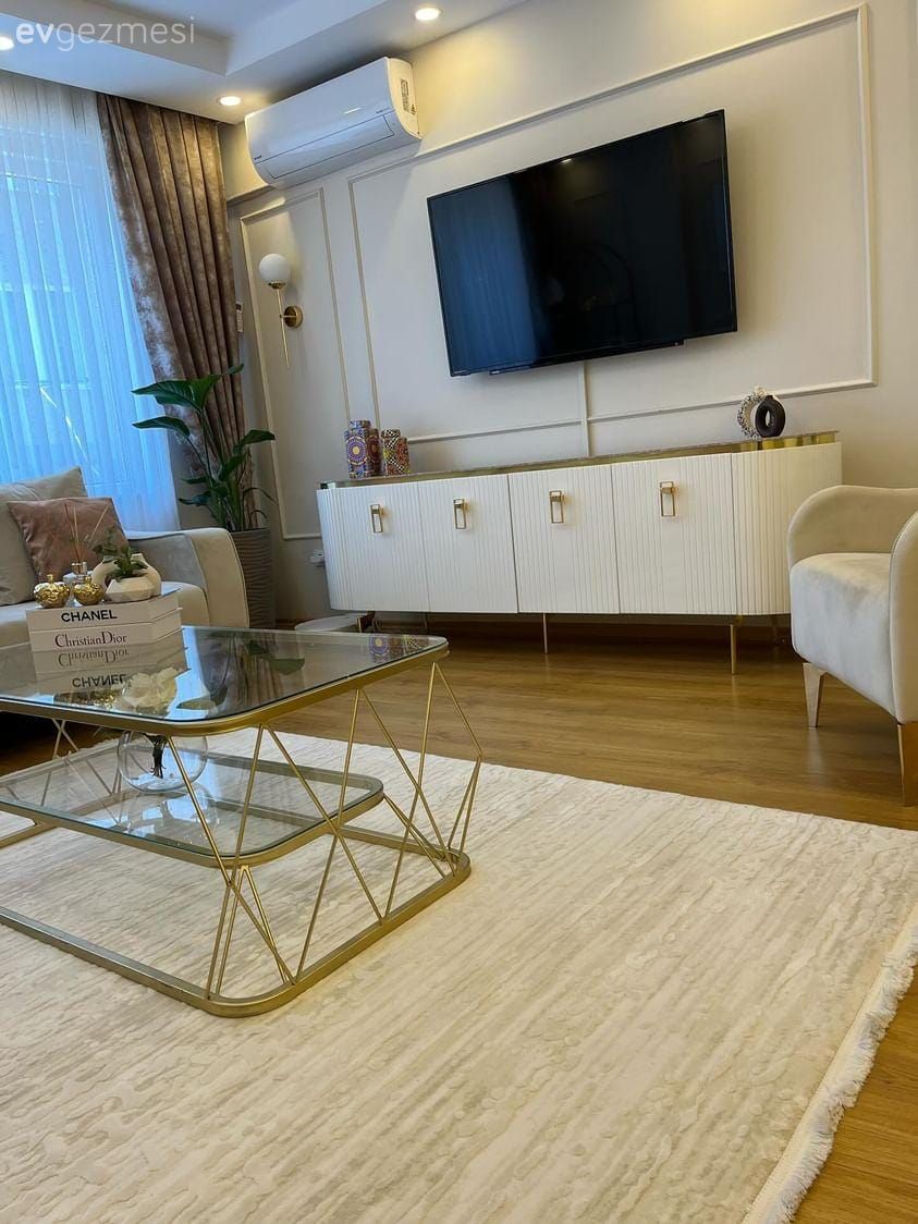 Salon, Modern, Tv ünitesi, Tv ünitesi aksesuarları, Ev Aksesuar, Fon perde, Perde, Berjer, Halı, Salon halısı, Cam orta sehpa, Orta sehpa, Parke, Spot aydınlatma, Aydınlatma, Koltuk takımı, Duvar çıtalama, Dekoratif Objeler