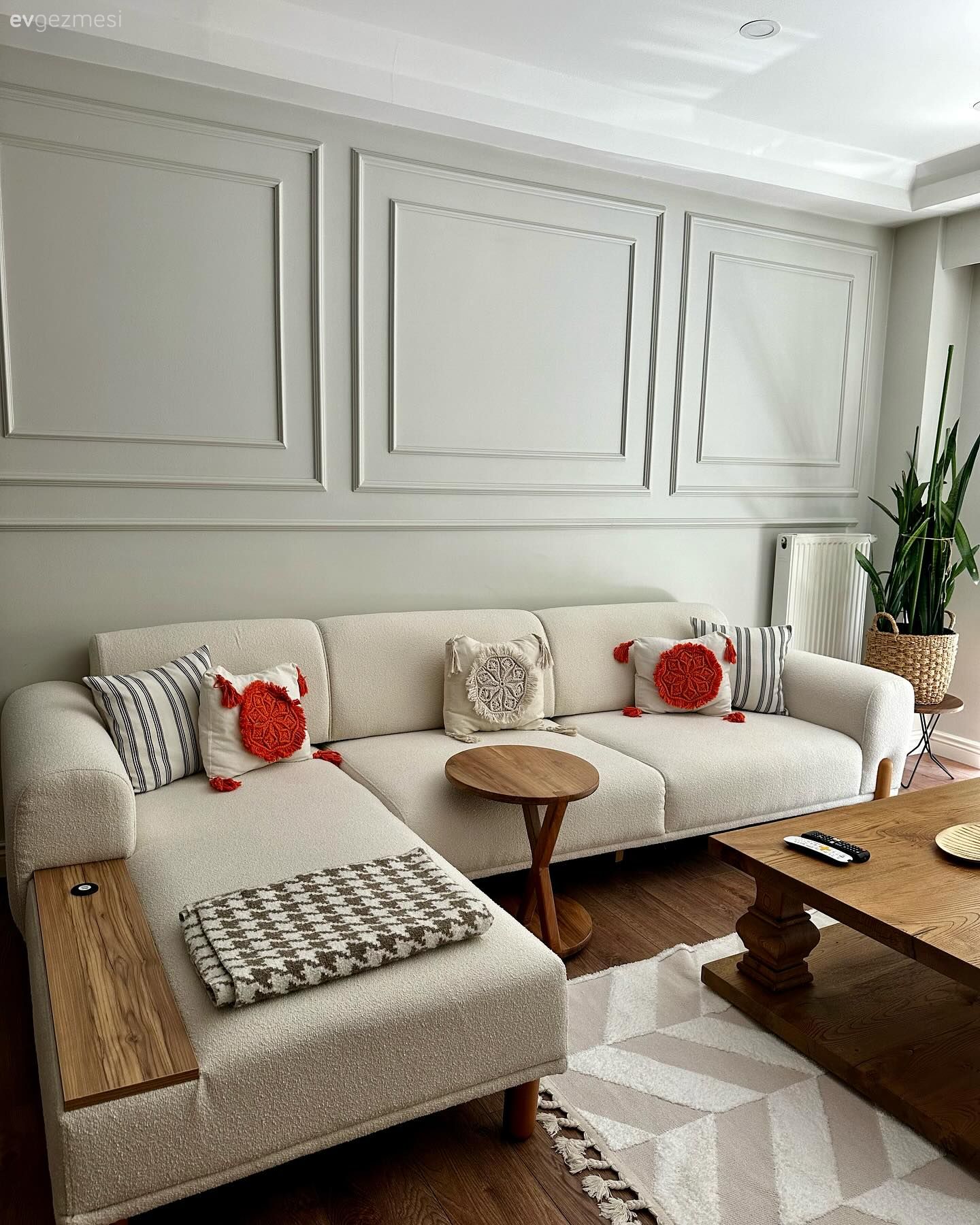 Salon, İskandinav, Modern, Beyaz, Bej, Krem, Turuncu, Köşe koltuk, Koltuk takımı, Orta sehpa, Sehpa, Halı, Salon halısı, Duvar çıtalama, Ev bitkisi, Parke, Kırlent, Ev tekstili