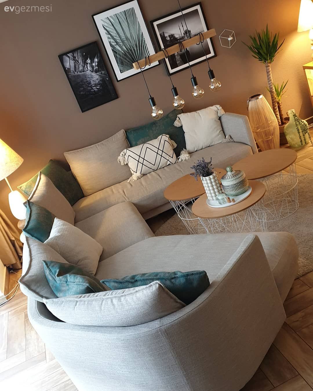 Salon, Bej, Yeşil, Kahverengi, Köşe koltuk, Koltuk takımı, Kırlent, Ev tekstili, Tablo, Duvar dekorasyonu, Kahverengi duvar rengi, Fon perde, Perde, Tül perde, Orta sehpa, Sehpa, Metal ayaklı sehpa, Rustik Aydınlatma, Sarkıt, Aydınlatma, Yuvarlak halı, Halı, Salon halısı, Abajur, Ev bitkisi, Parke, Sehpa üstü aksesuarı, Ev Aksesuar, Vazo