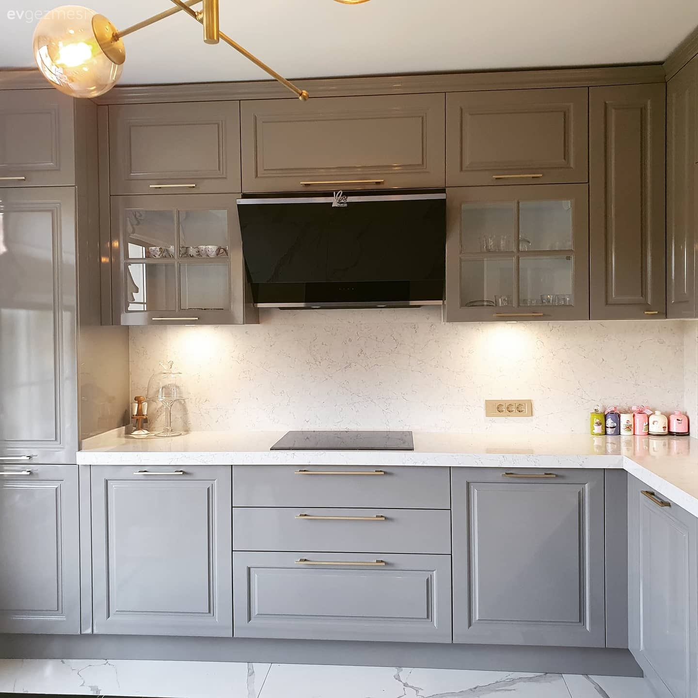 Mutfak, Gri mutfak, Gri, Beyaz, Altın, Mutfak tezgahı, Mutfak tezgah arası, Tezgah arası seramik, Shaker kapaklı dolaplar, Mutfak Avize Modelleri, Mutfak perdesi, Ankastre, Davlumbaz