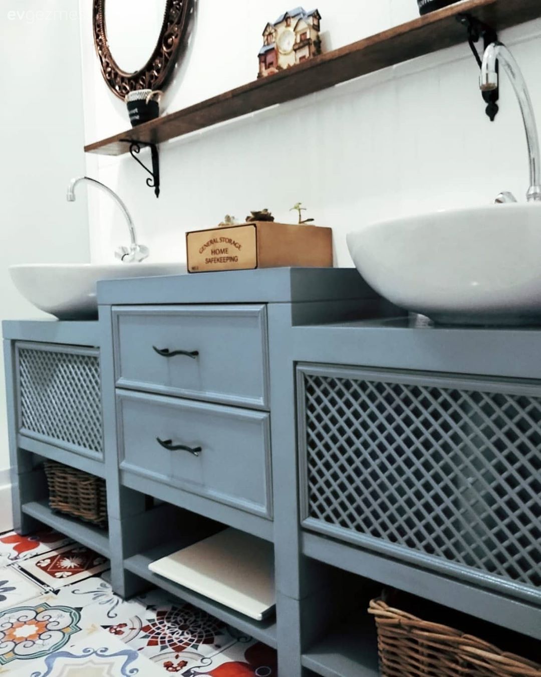 Banyo, Siyah, Gri, Beyaz, Banyo dolabı, Banyo aynası, Banyo aksesuarları, Banyo seramikleri, Öncesi / Sonrası, Mobilya boyama, Kendin Yap, Çini