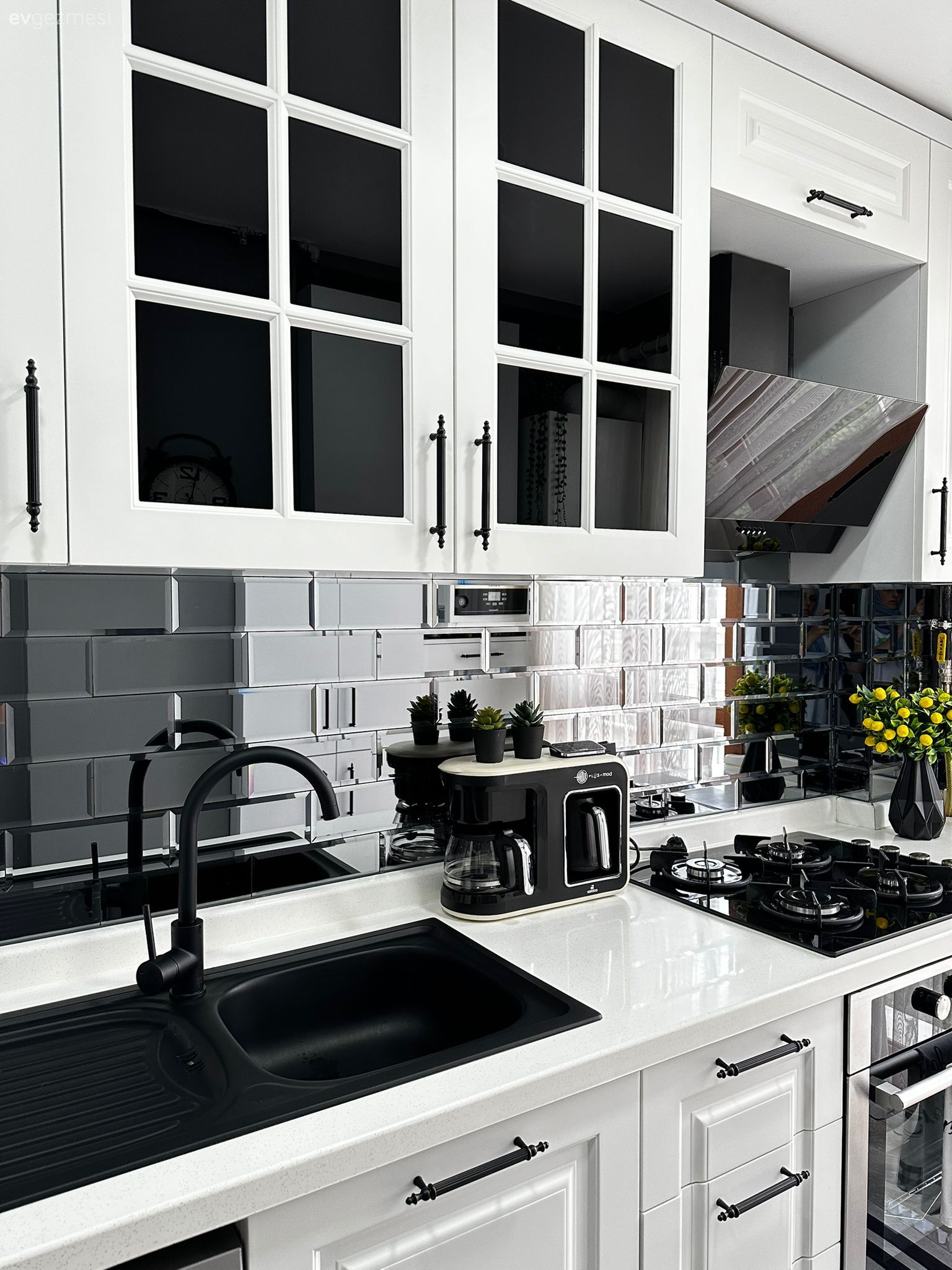 Bu Evde Siyahın Karamsarlığı Beyazın Ferahlığına Karışmış!