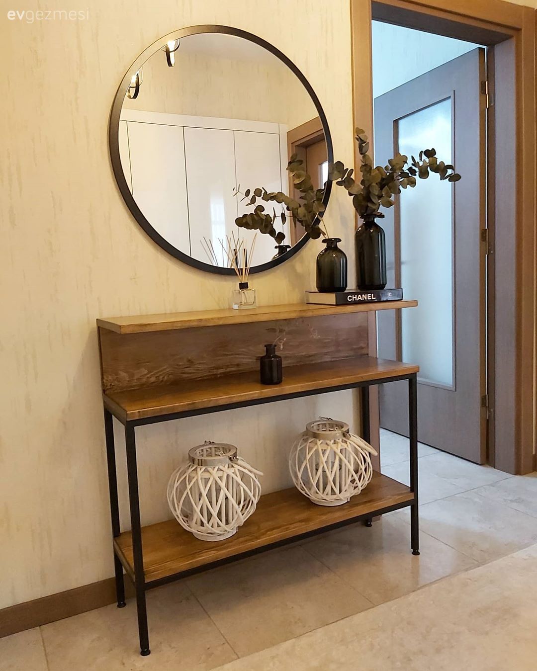 Ahşap Mobilya, Dresuar, Yuvarlak ayna, Dekoratif ayna, Siyah, Beyaz, Vazo, Ev Aksesuar, Dekoratif Objeler, Fener