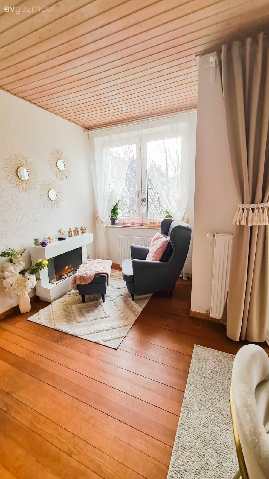 Salon, Beyaz, Gri, Pudra pembe, Berjer, Parke, Şömine, Halı, Fon perde, Perde, Tül perde, Puf, Yüksek tavanlı ev, Ayna, Kırlent, Ev tekstili