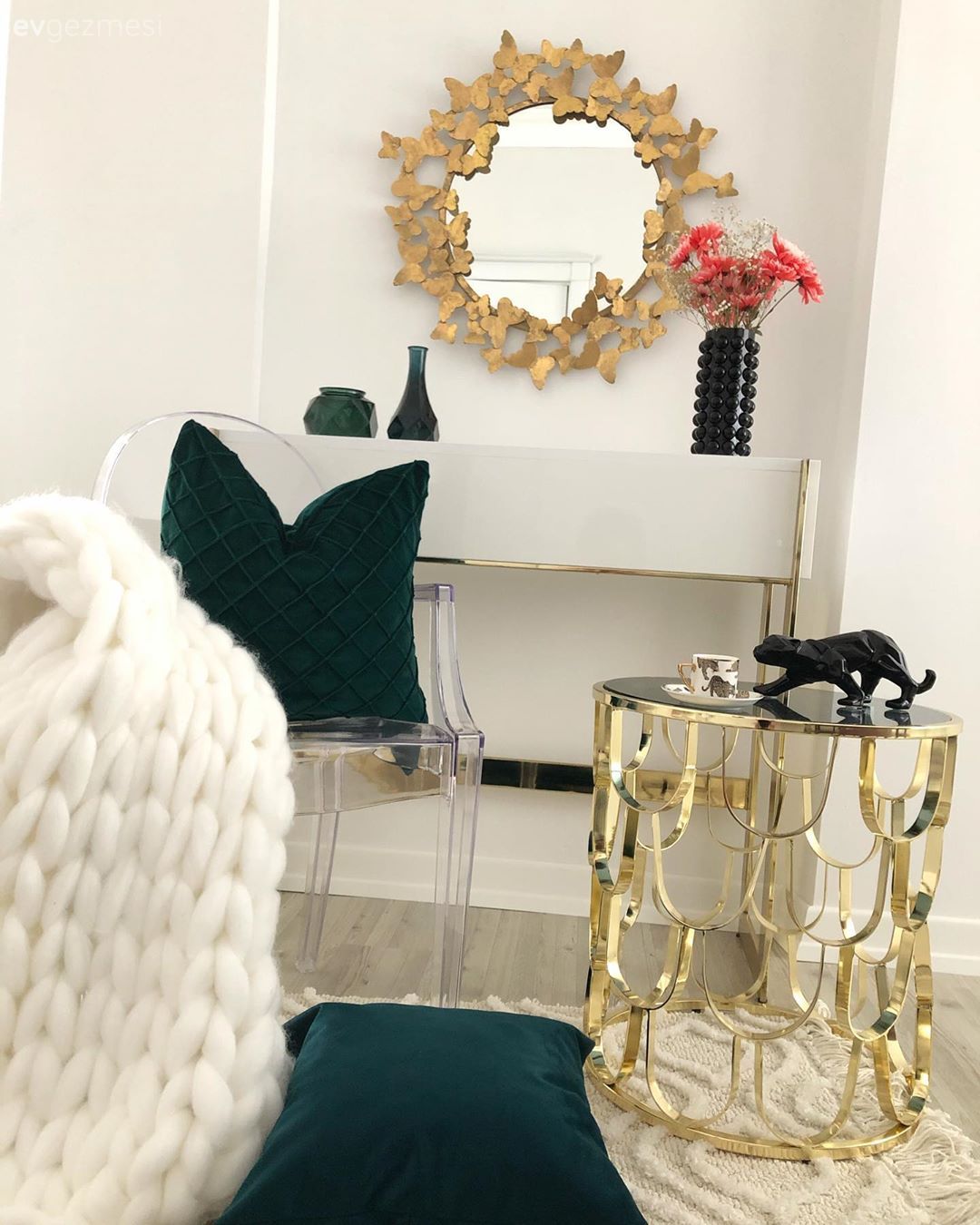 Konsol, Konsol üzeri dekoratif objeleri, Beyaz, Altın, Zümrüt yeşili, Siyah, Yuvarlak sehpa, Sehpa, Yuvarlak ayna, Dekoratif ayna, Vazo, Ev Aksesuar, Çiçekler, Kırlent, Ev tekstili