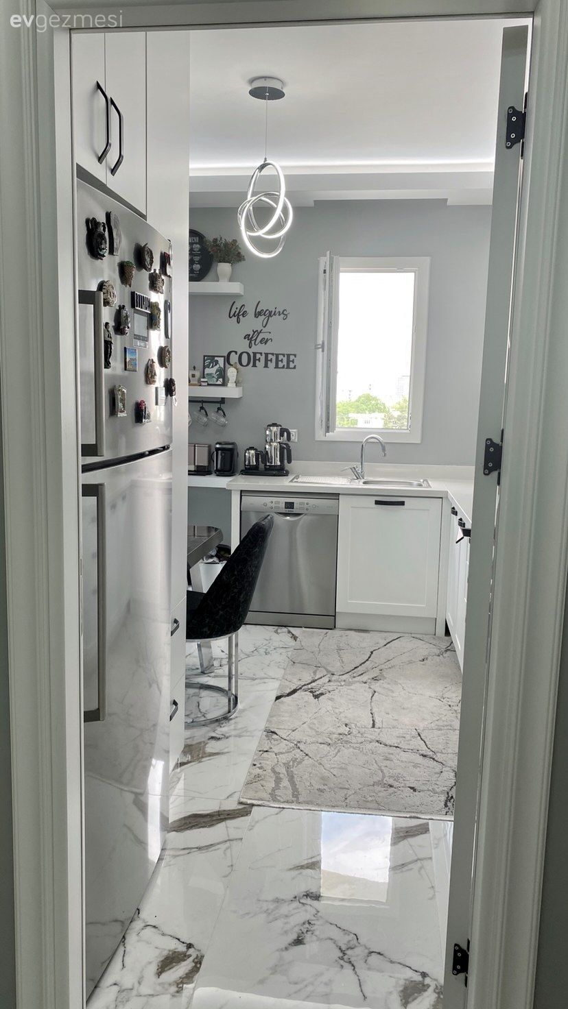 Mutfak, Beyaz mutfak, Mutfak zemin seramikleri, Mutfak tezgahı, Mutfak tezgah arası, Mutfak rafı, Sandalye, Led aydınlatma, Aydınlatma