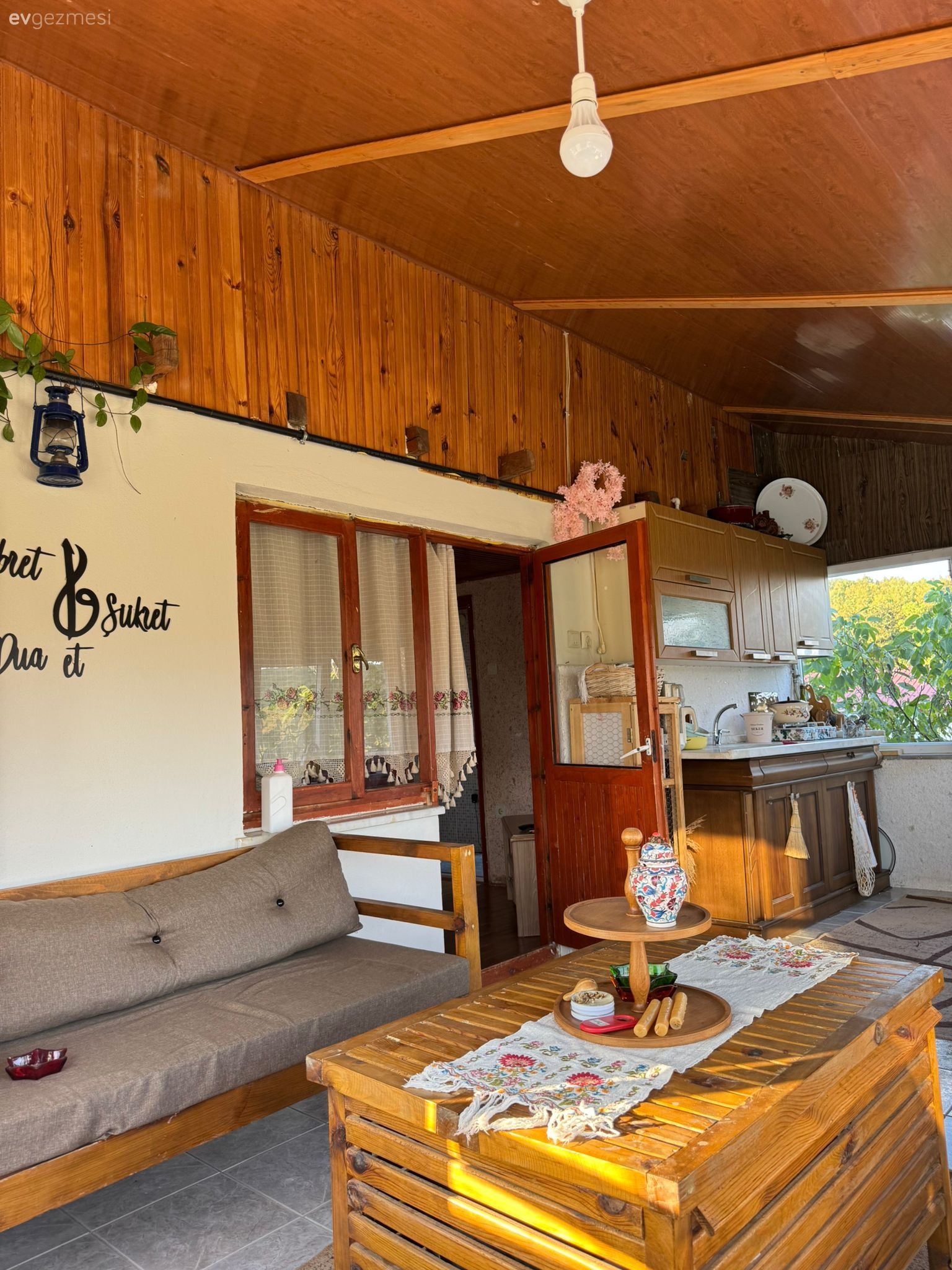 Dışarıdaki Merdivenleri İçeri Alınan Bu Köy Evi Artık Dubleks