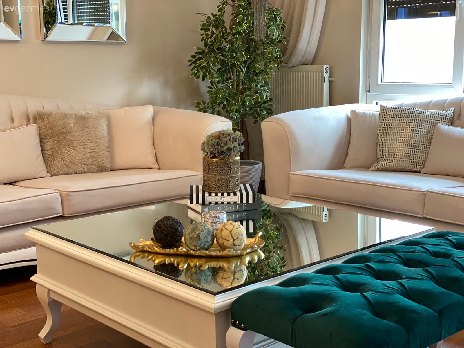 Salon, Art deko, Beyaz, Zümrüt yeşili, Koltuk takımı, Orta sehpa, Sehpa, Avize, Aydınlatma, Ayna, Fon perde, Perde, Parke, Ev bitkisi, Yemek masası, Sandalye, Kapitone sandalye, Sehpa üstü aksesuarı, Ev Aksesuar, Kırlent, Ev tekstili, Bank, Kapitone puf