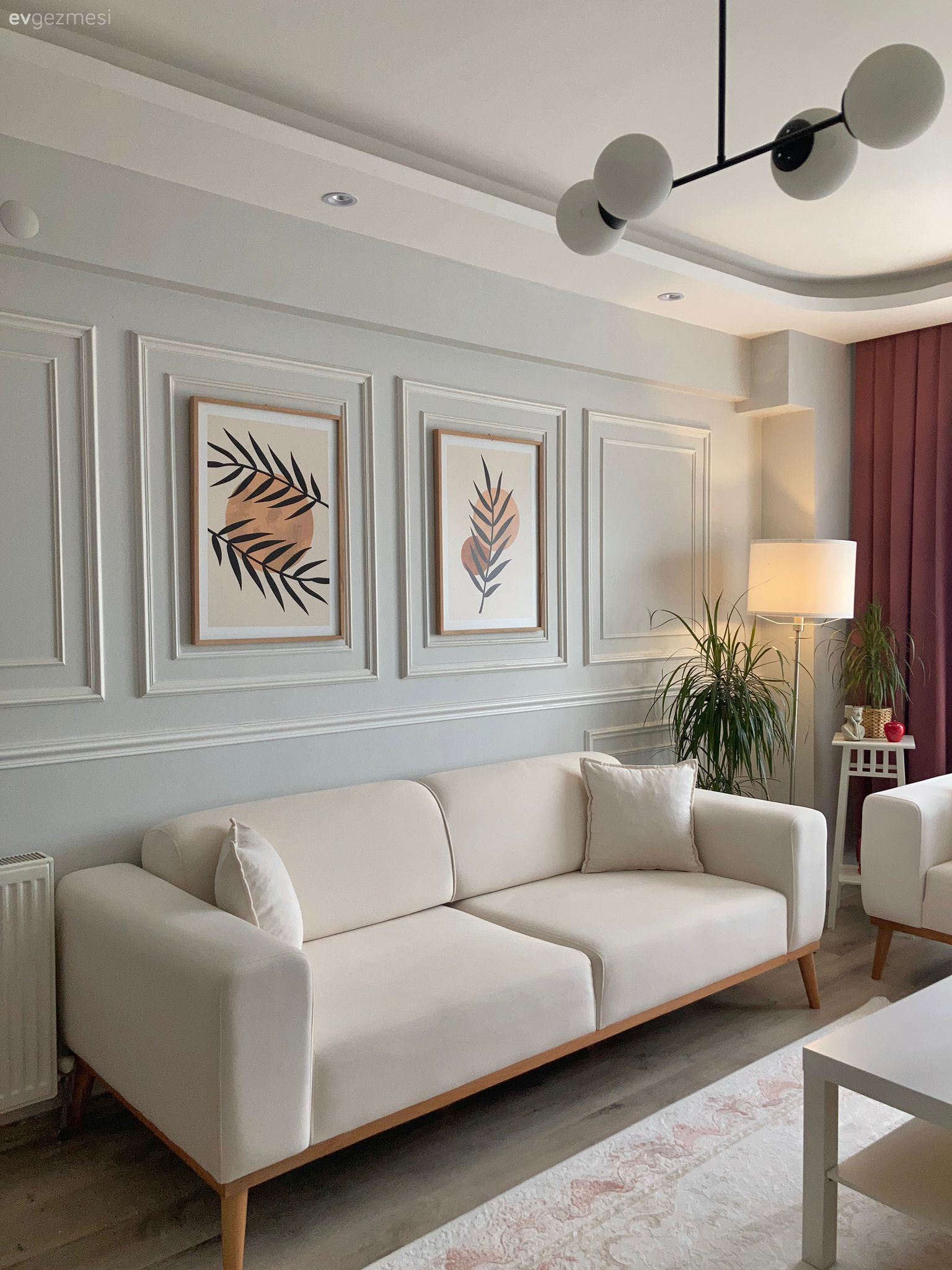 Duvar çıtalama, Tablo, Duvar dekorasyonu, Koltuk takımı, Beyaz, Beyaz koltuk, Ev bitkisi, Abajur, Aydınlatma, Fon perde, Perde, Halı, Salon halısı, Orta sehpa, Sehpa, Avize, Salon avizesi
