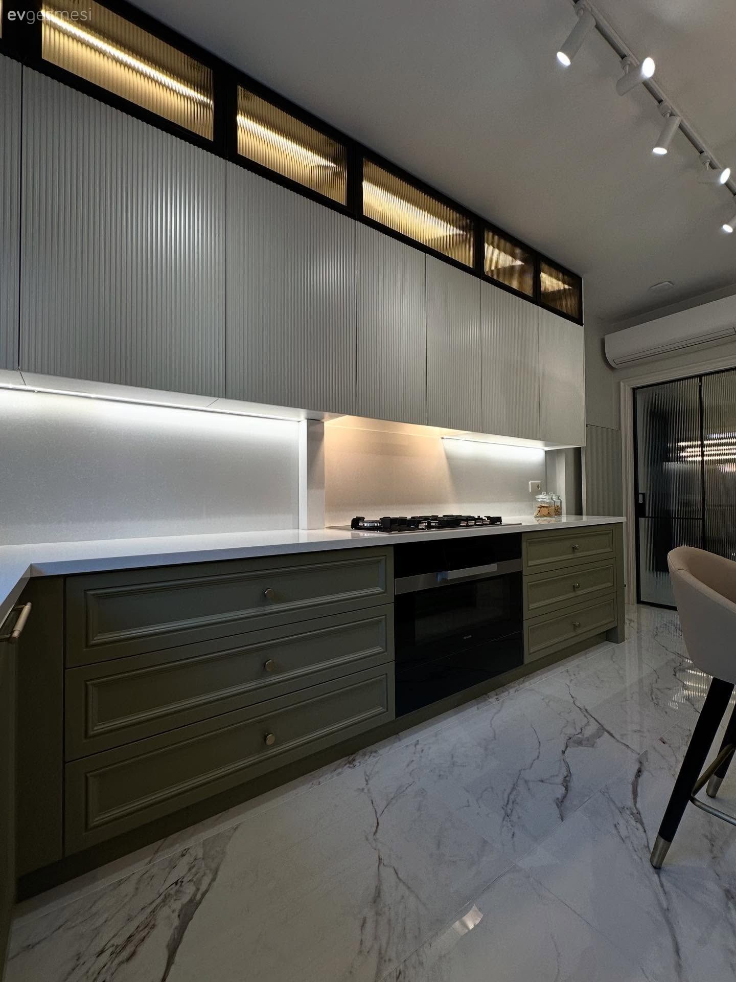 Yeşilin Belirgin Olduğu Bu Mutfakta Zıtlıkların Uyumu Var