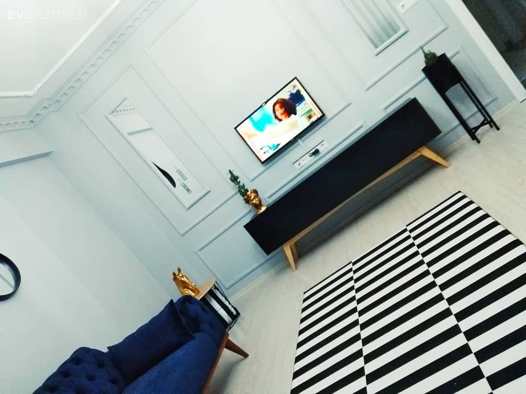 Salon, Parlament mavisi, Siyah, Beyaz, Chesterfield, Koltuk takımı, Halı, Salon halısı, Geometrik desen, Desenler, Ayna, Yuvarlak ayna, Dekoratif ayna, Kırlent, Ev tekstili, Tv ünitesi, Tv ünitesi aksesuarları, Ev Aksesuar, Altın, Duvar çıtalama, Sehpa, Dekoratif Objeler