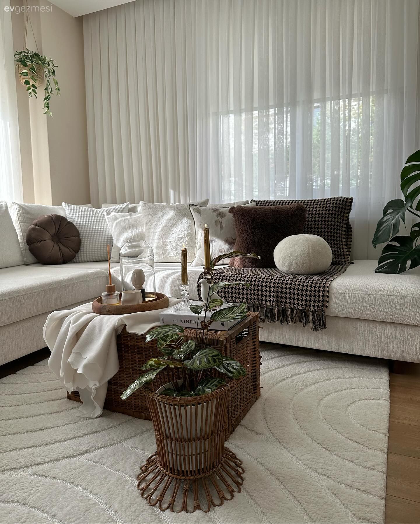 Bu Evde Beyaz Renk Ahşaplar ile Birlikte Keyif Sembolü Olmuş!