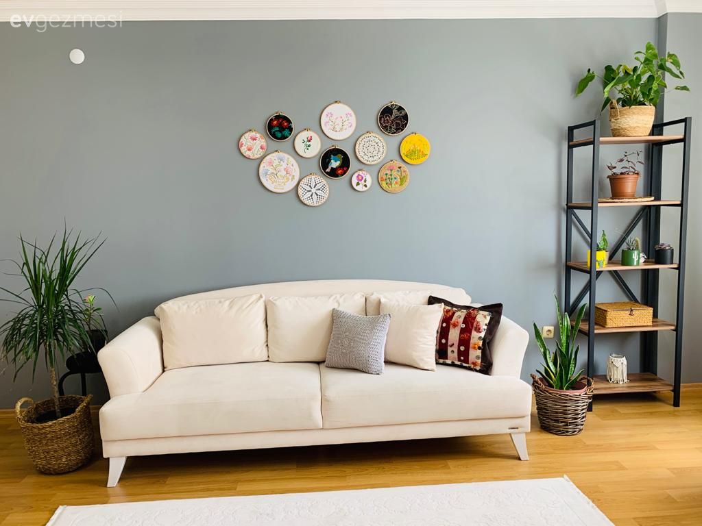 Salon, Koltuk takımı, Beyaz, Mavi duvar, Duvar dekorasyonu, Kitaplık, Dekoratif Objeler, Saksı, Ev bitkisi, Halı, Salon halısı, Kırlent, Ev tekstili