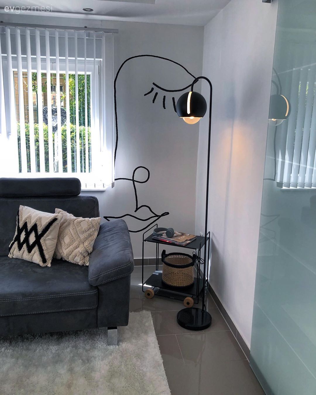 Salon, Beyaz, Gri, Koltuk takımı, Kırlent, Ev tekstili, Perde, Halı, Salon halısı, Lambader, Aydınlatma