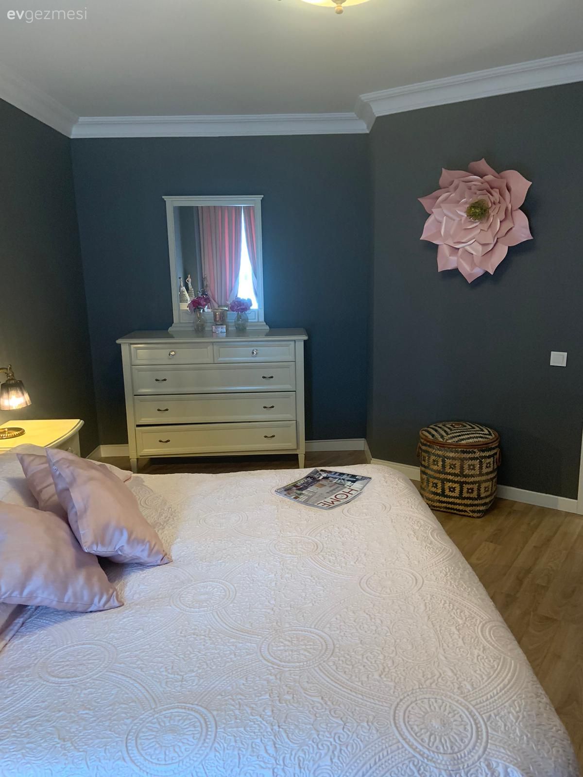 Yatak Odası, Modern, Pudra pembe, Gri, Lila rengi, Yatak örtüsü, Gri duvar, Duvar dekorasyonu, Duvar panosu, Makyaj aynası, Makyaj masası