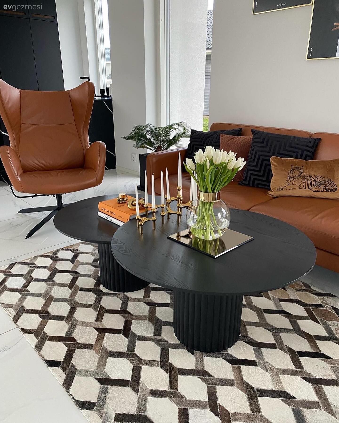 Salon, Modern, Yanık turuncu, Beyaz, Siyah, Koltuk takımı, Berjer, Orta sehpa, Sehpa, Halı, Salon halısı, Kırlent, Ev tekstili, Siyah- Beyaz, Dekoratif Objeler, Açık konsept yaşam alanı