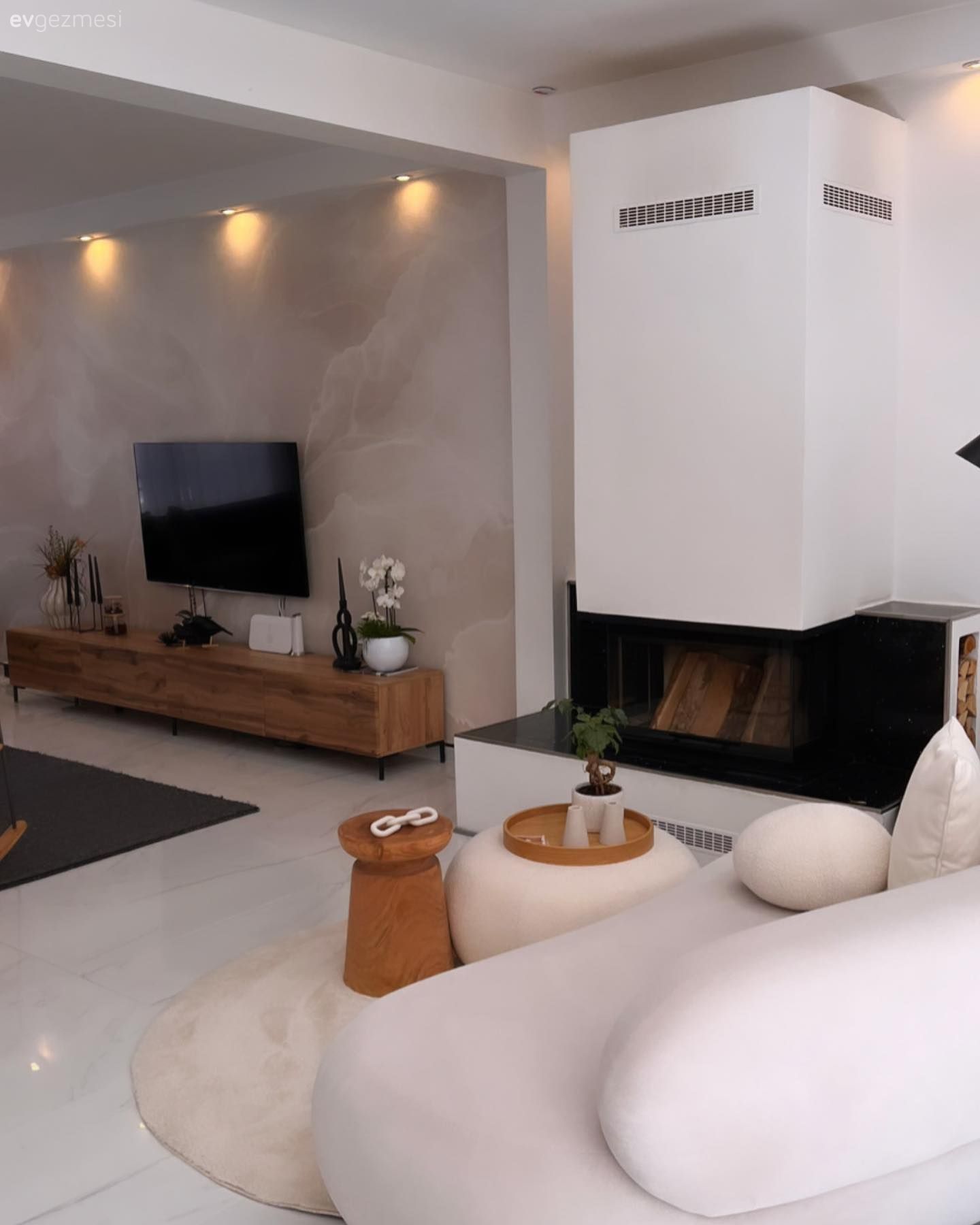 Kıvrımlı Mobilyaları Arasına Alan Bu Dekor Artık Daha Keyifli!