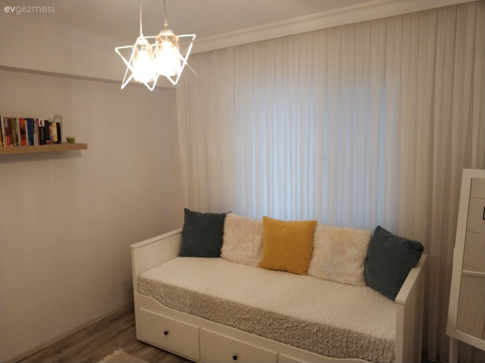 Sedir, Boy aynası, Ayna, Tül perde, Perde, Sarı, Beyaz, Avize, Aydınlatma, Duvar rafı, Duvar dekorasyonu, Giyinme odası