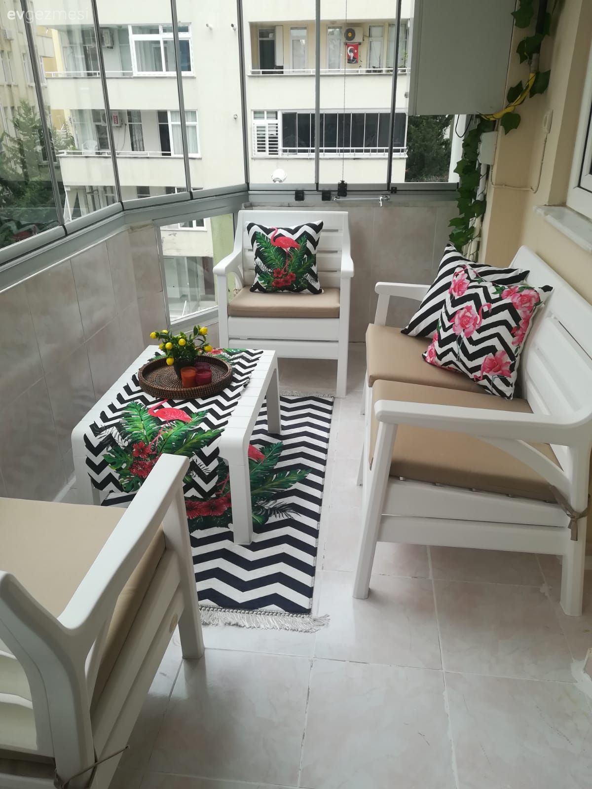 Balkon, Beyaz, Siyah, Kırmızı, Yeşil, Balkon halısı, Balkon oturma grubu, Kapalı balkon, Çiçekli desen, Desenler, Zigzak desen, Kırlent, Ev tekstili, Vizon, Pembe