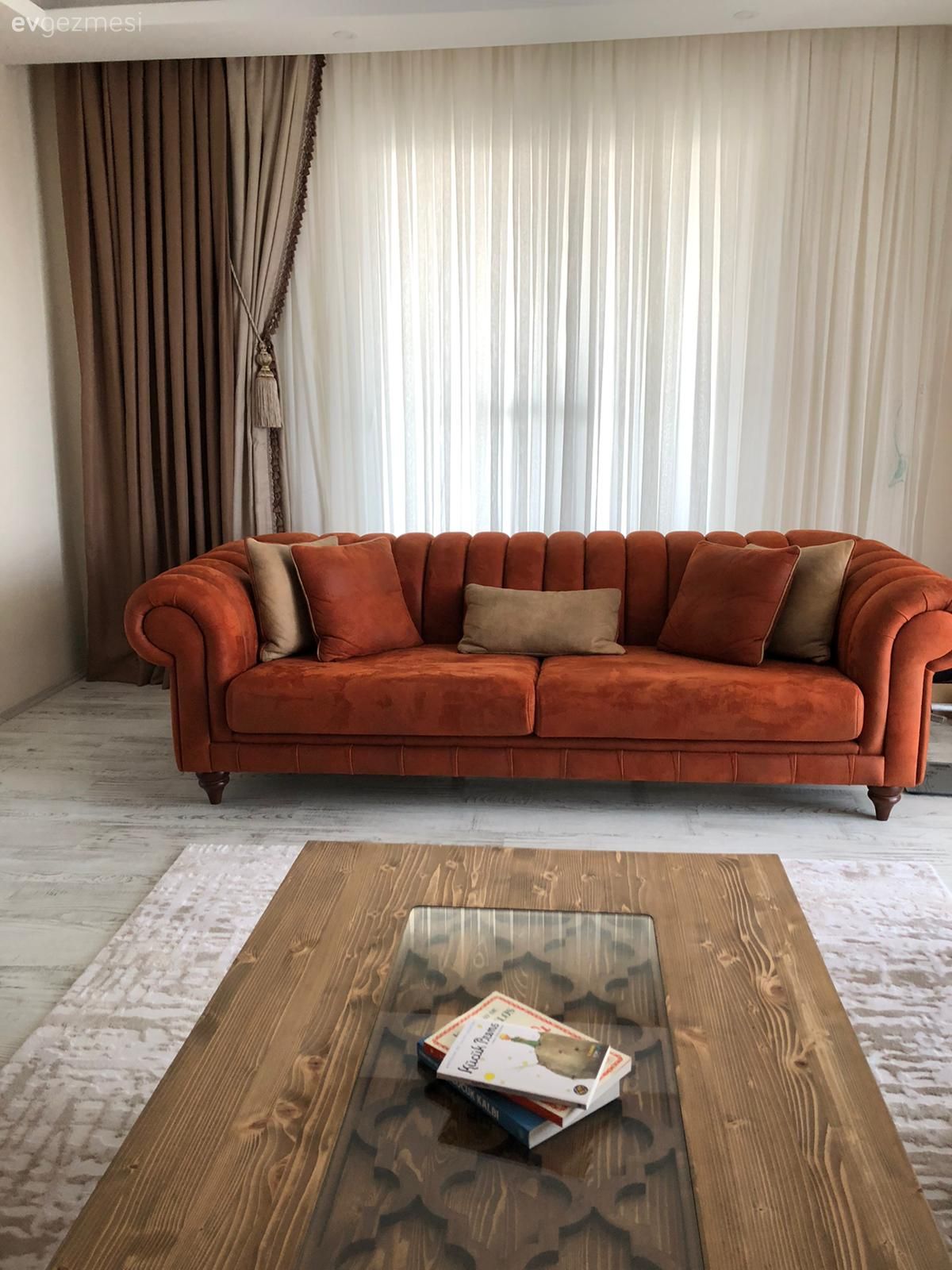 Turuncu, Koltuk takımı, Ahşap Mobilya, Orta sehpa, Sehpa, Halı, Fon perde, Perde, Tül perde