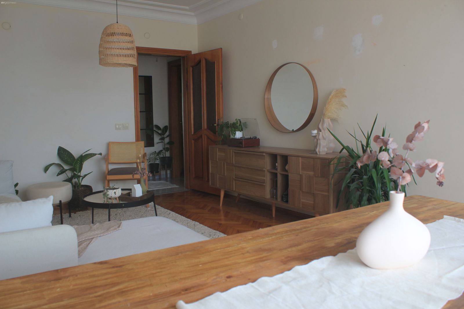 Ahşap Mobilya, Konsol, Konsol üzeri dekoratif objeleri, Yuvarlak ayna, Dekoratif ayna, Ev bitkisi, Berjer, Beyaz, Kahverengi, Krem, Bej, Bohem Dekorasyon, Hasır avize