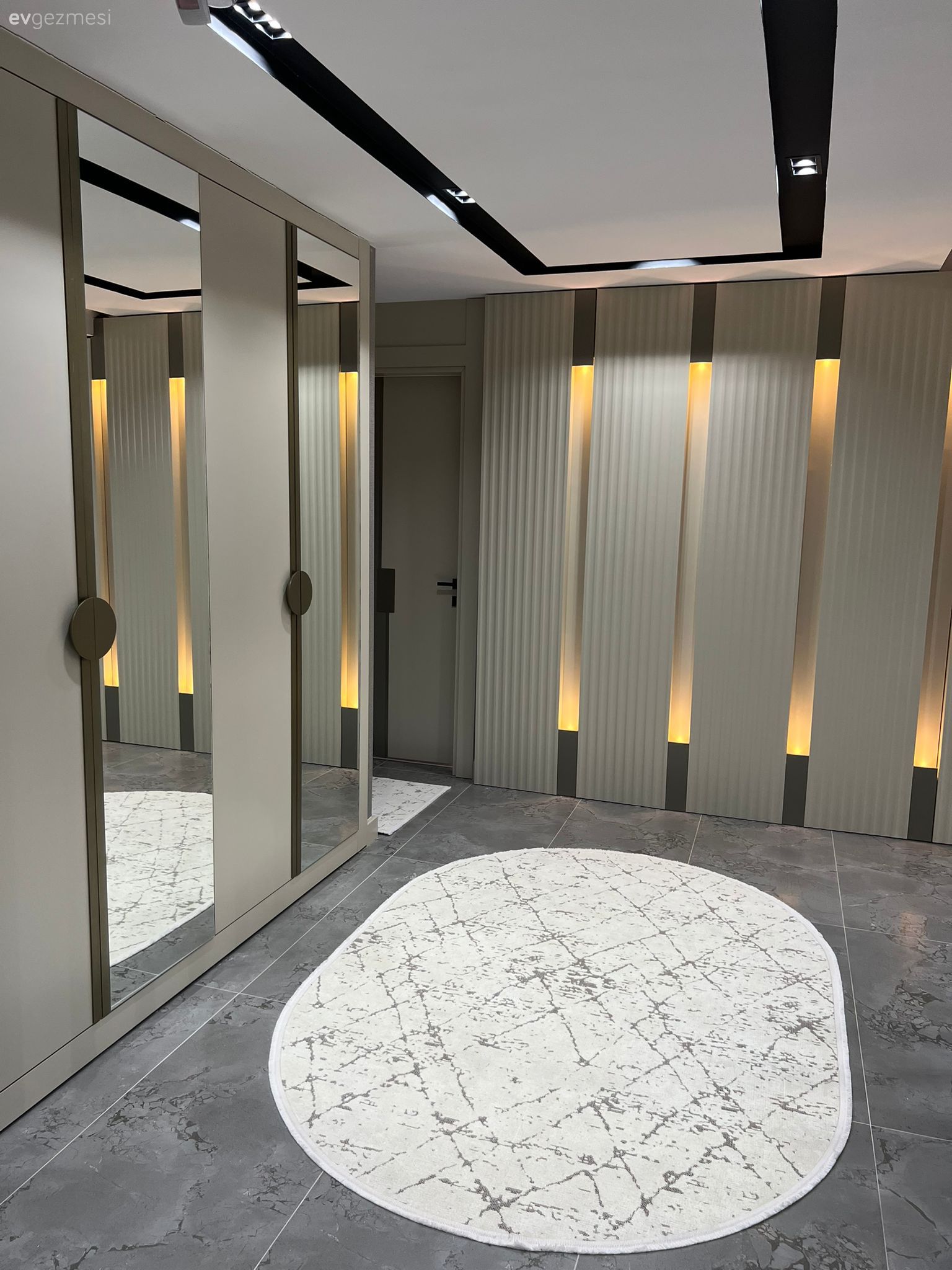 Antre, Vizon, Beyaz, Siyah, Halı, Salon halısı, Ayna, Zemin seramikleri, Spot aydınlatma, Aydınlatma, Gri