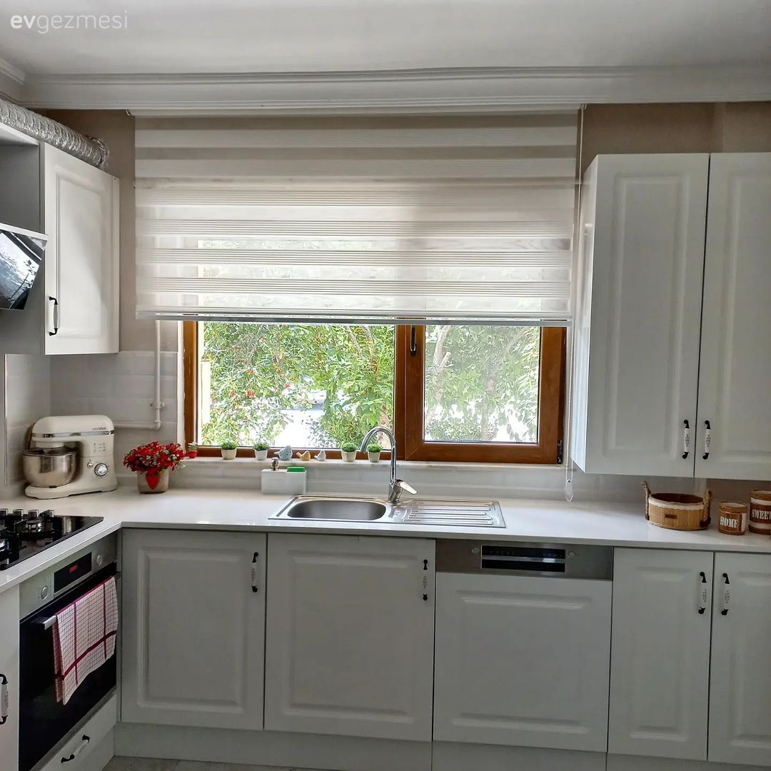Mutfak, Beyaz mutfak, Beyaz, Siyah, Country, Mutfak aksesuarları, Mutfak tezgahı, Mutfak tezgah arası, Perde, Zebra Perde, Pencere