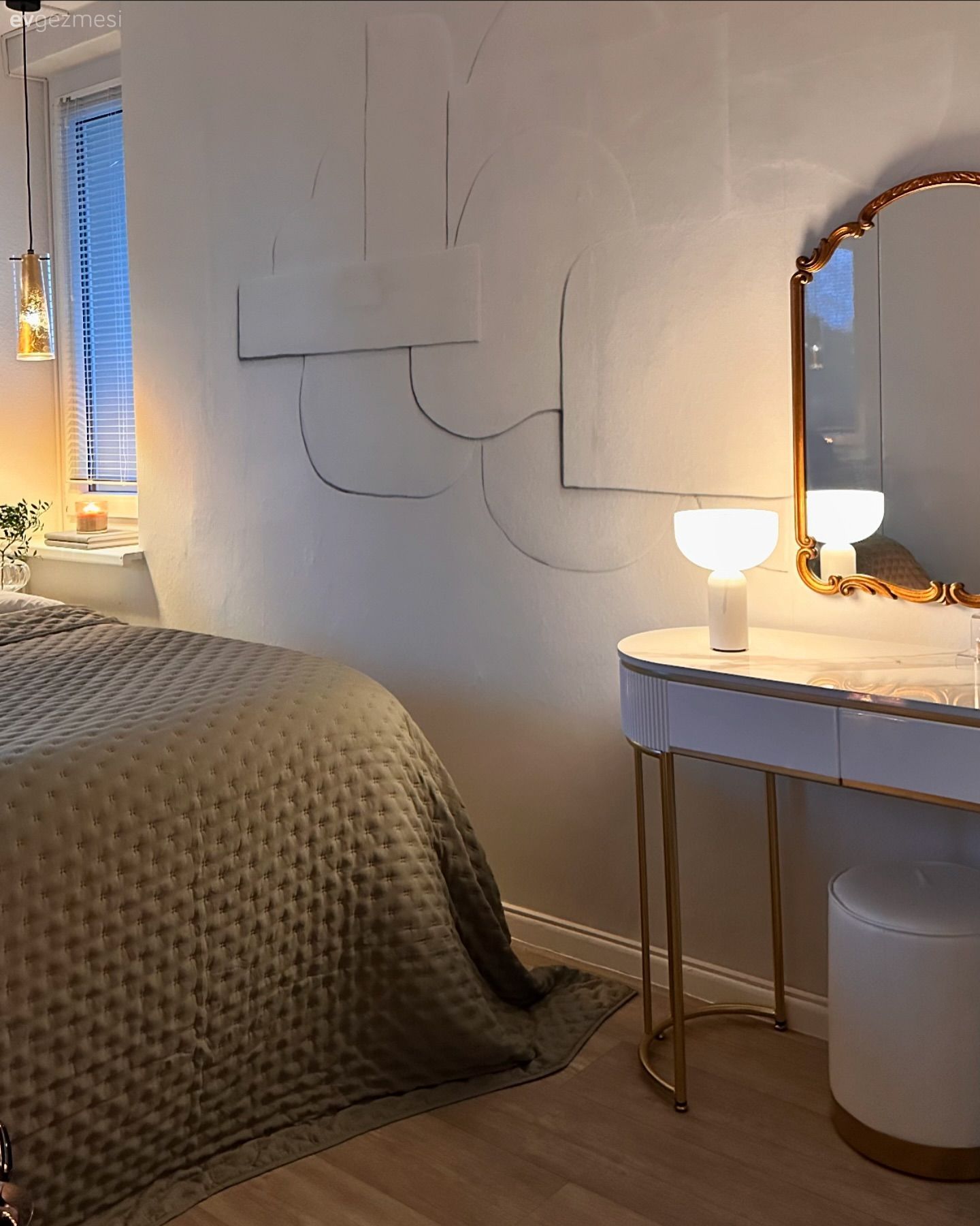 Yatak Odası, Vizon, Beyaz, Duvar dekorasyonu, Yatak başlığı, Dekoratif Objeler, Avize, Aydınlatma, Yatak odası avizesi, Parke, Makyaj masası, Ayna
