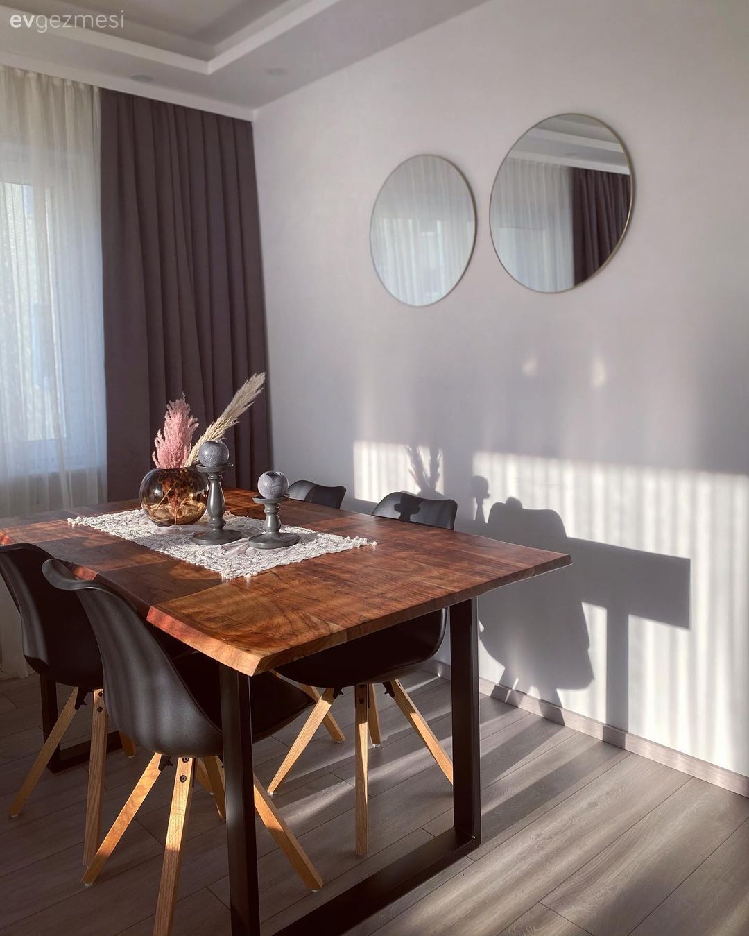 Yemek Odası, Yemek masası, Sandalye, Pampas otu, Vazo, Ev Aksesuar, Yuvarlak ayna, Dekoratif ayna, Fon perde, Perde, Tül perde, Siyah, Beyaz